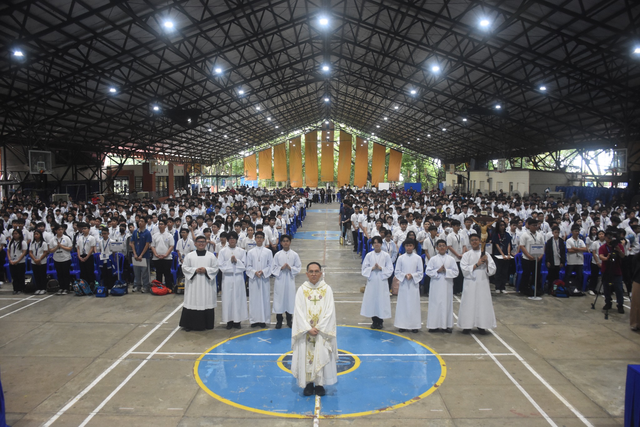 AJHS Chaplain Fr Mamert Mañus SJ (front and center) presided over the MAGISing Mass for the newest members of the AJHS community.
