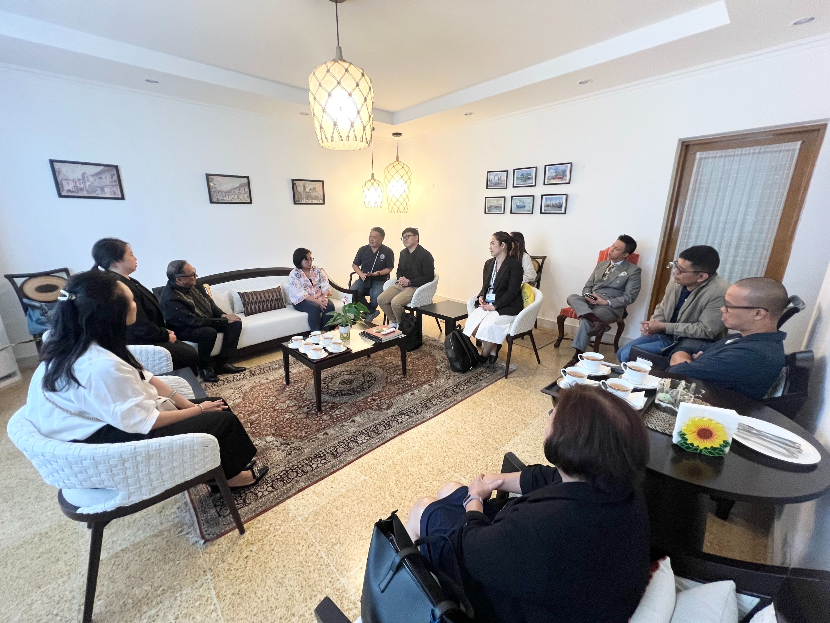 Philippine Ambassador to China Jaime FlorCruz speaking to the delegates