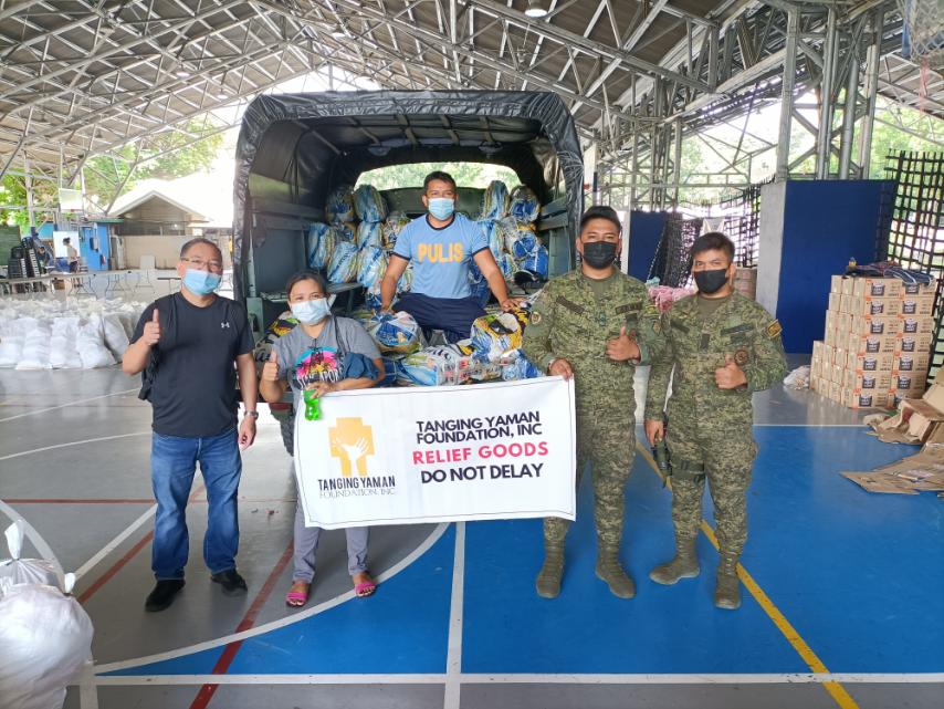 2022_10_1_Karding Relief Ops_Fr. Mano with Phil Army Personnel