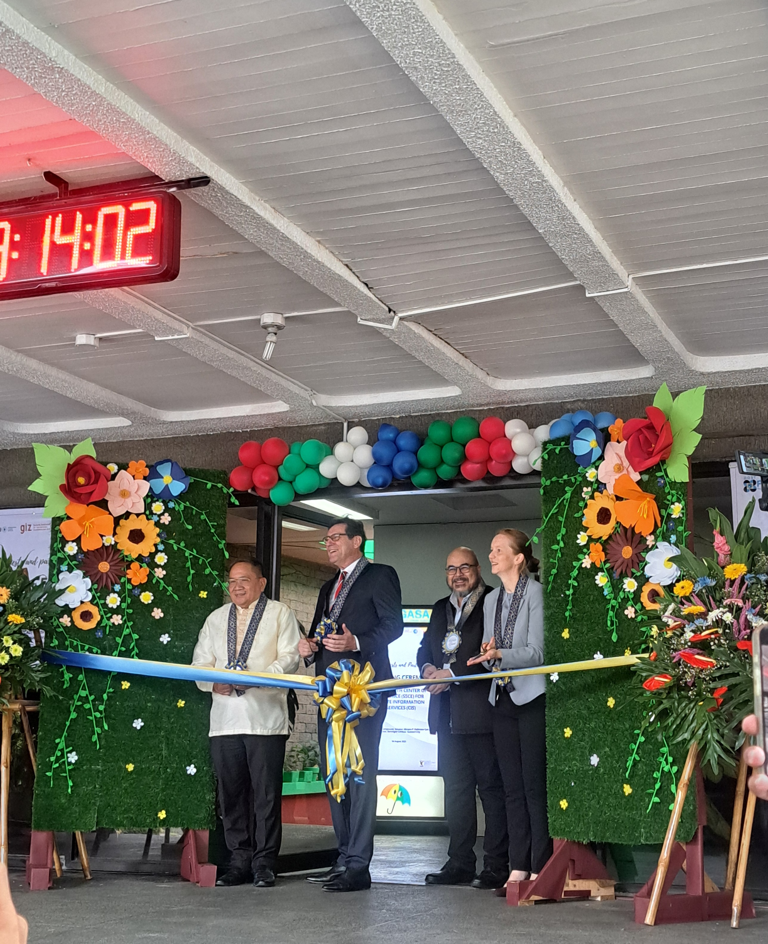 Dr Nathaniel Servando, DOST-PAGASA Administrator, Mr. Mathia Kruse, German Embassy Deputy Head of Mission, Dr Nicole Kranz, GIZ SSCIS Principal Advisor, and Atty. Romell O. Cuenca, CCC Assistant Secretary and Deputy Executive Director led the ribbon-cutting ceremony at the PAGASA Weather & Forecasting Center