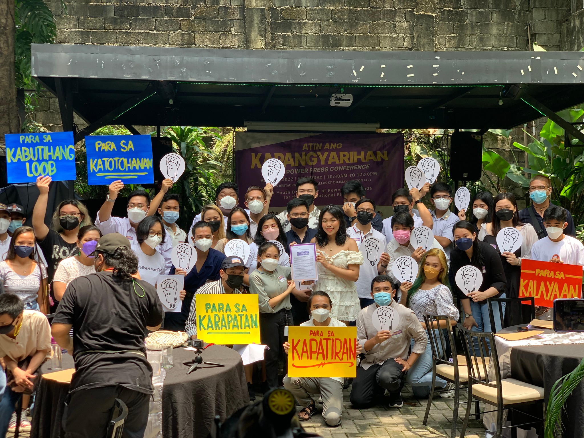 Youth representatives present the The Youth Agenda for Human Rights and Democracy manifesto. Photo from DAKILA 