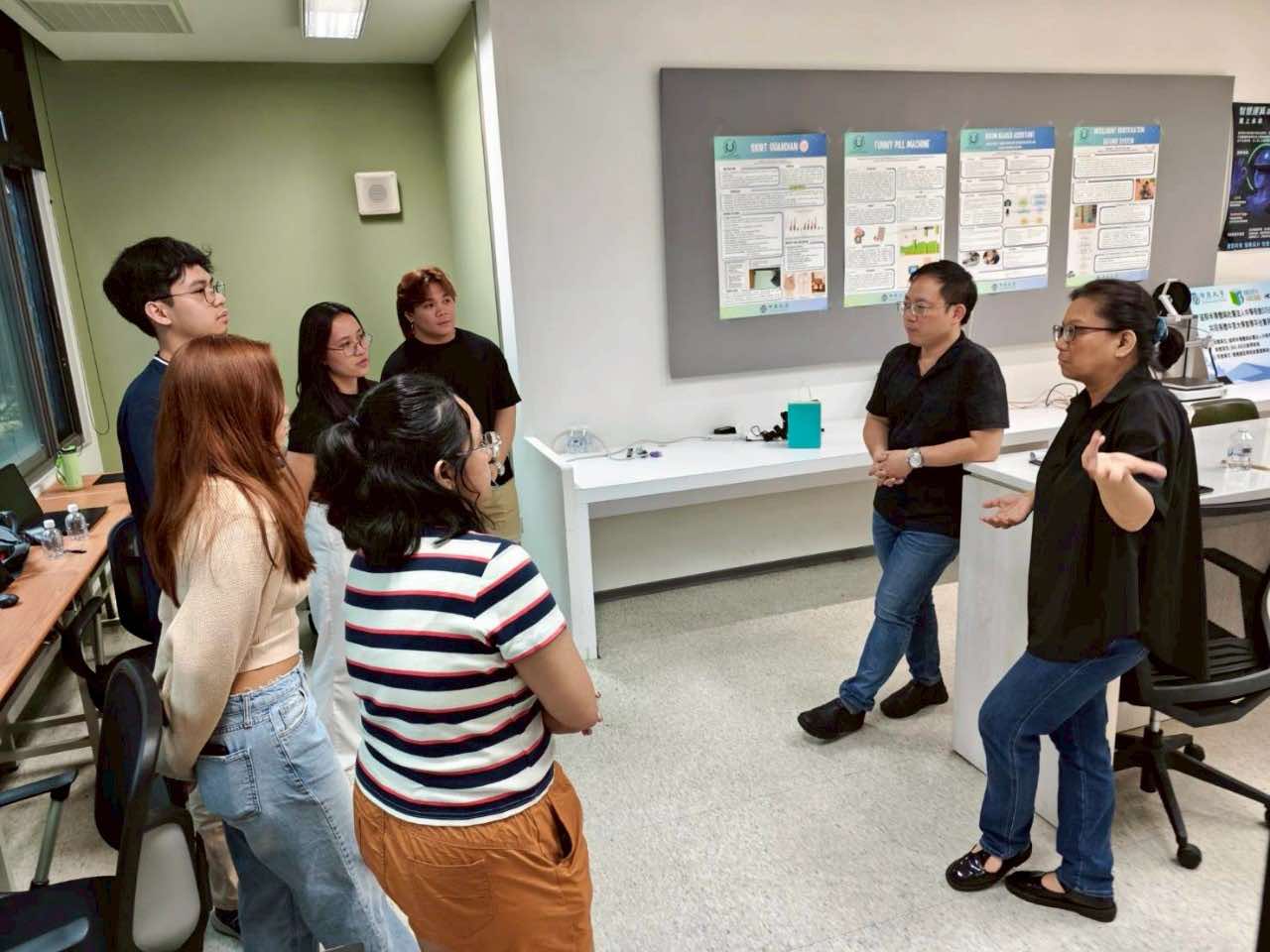 Prof. Cha and Prof. Chen mentoring the 5 students