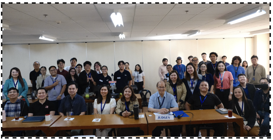 Image: Group photo of the organizers, participants, judges, and guests of the pitching event.