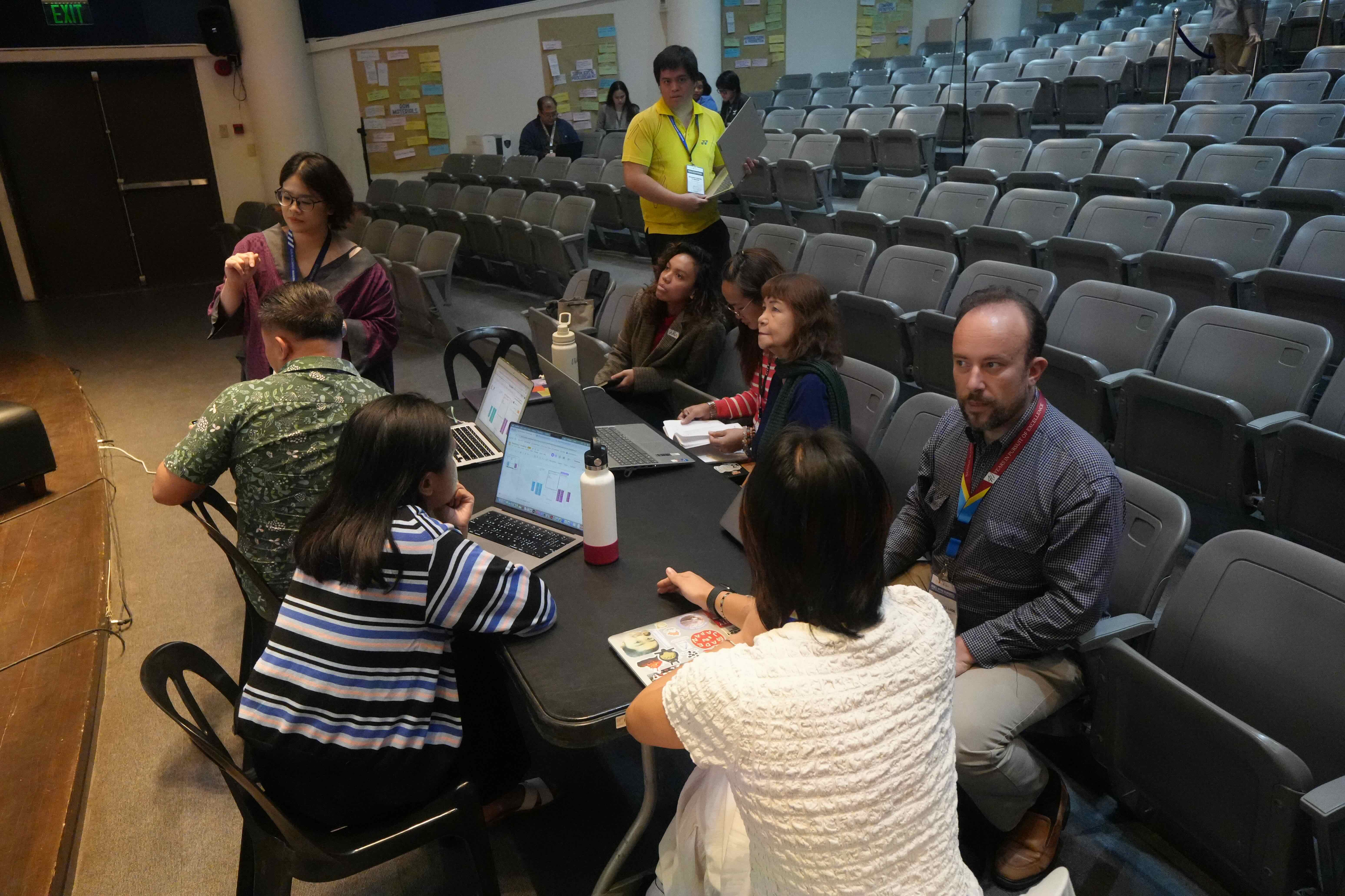 Participants work on mapping sectoral roles and interconnections in supporting business within boundaries for workshop 3.