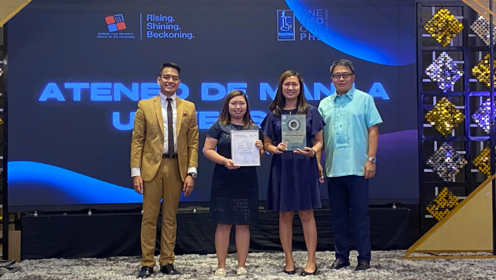 Ms Vanessa Malapit (center-right) and Ms Madielaine Fatallo (center-left) of the AIPO, accepting the award from IPOPHL, represented by Atty Rowel Barba (right) and Mr Ralph Jarvis Alindogan (left).