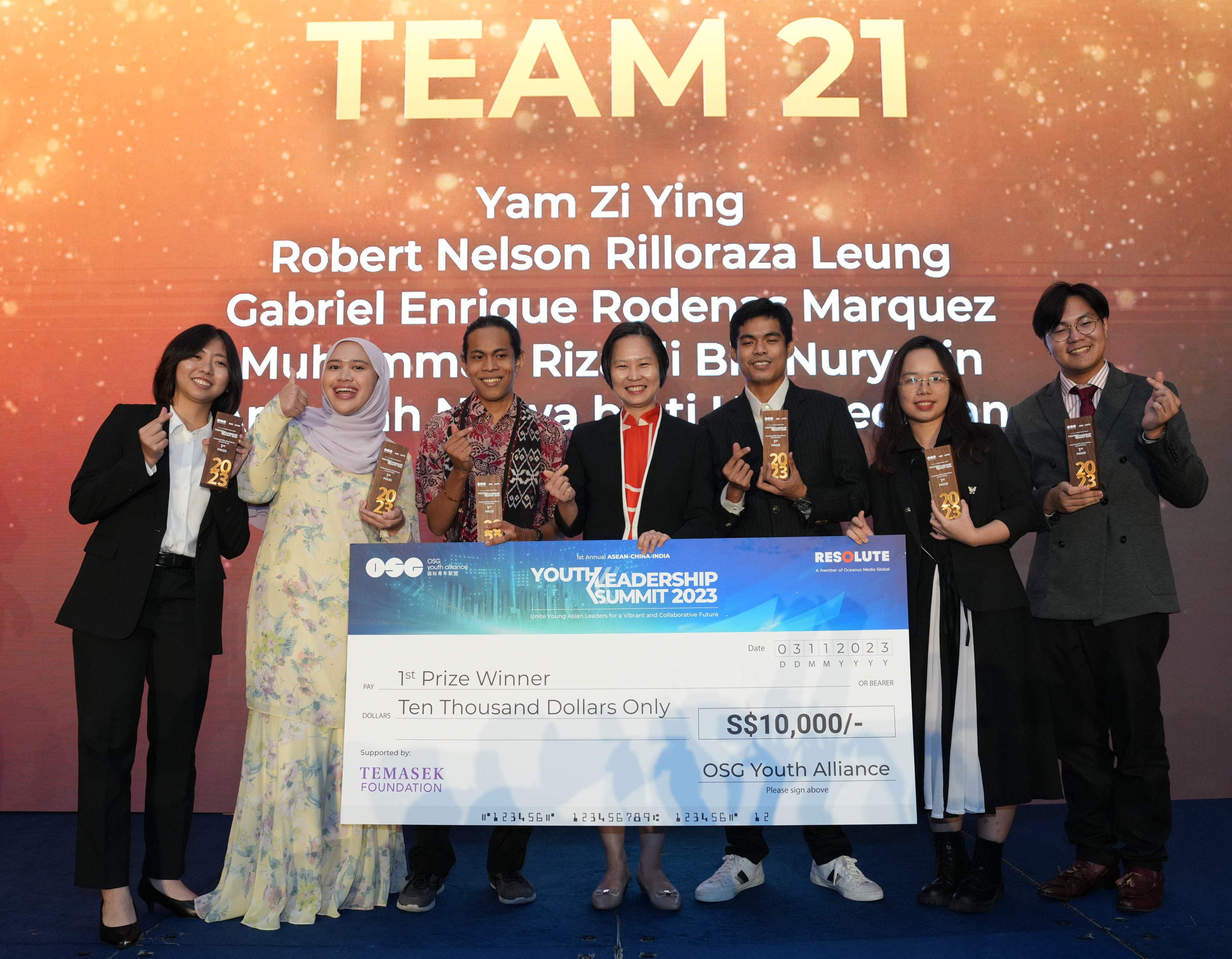 Tobi Leung and his winning team