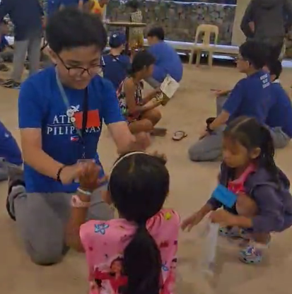 Lance Ceralde at play with Dumagat children 