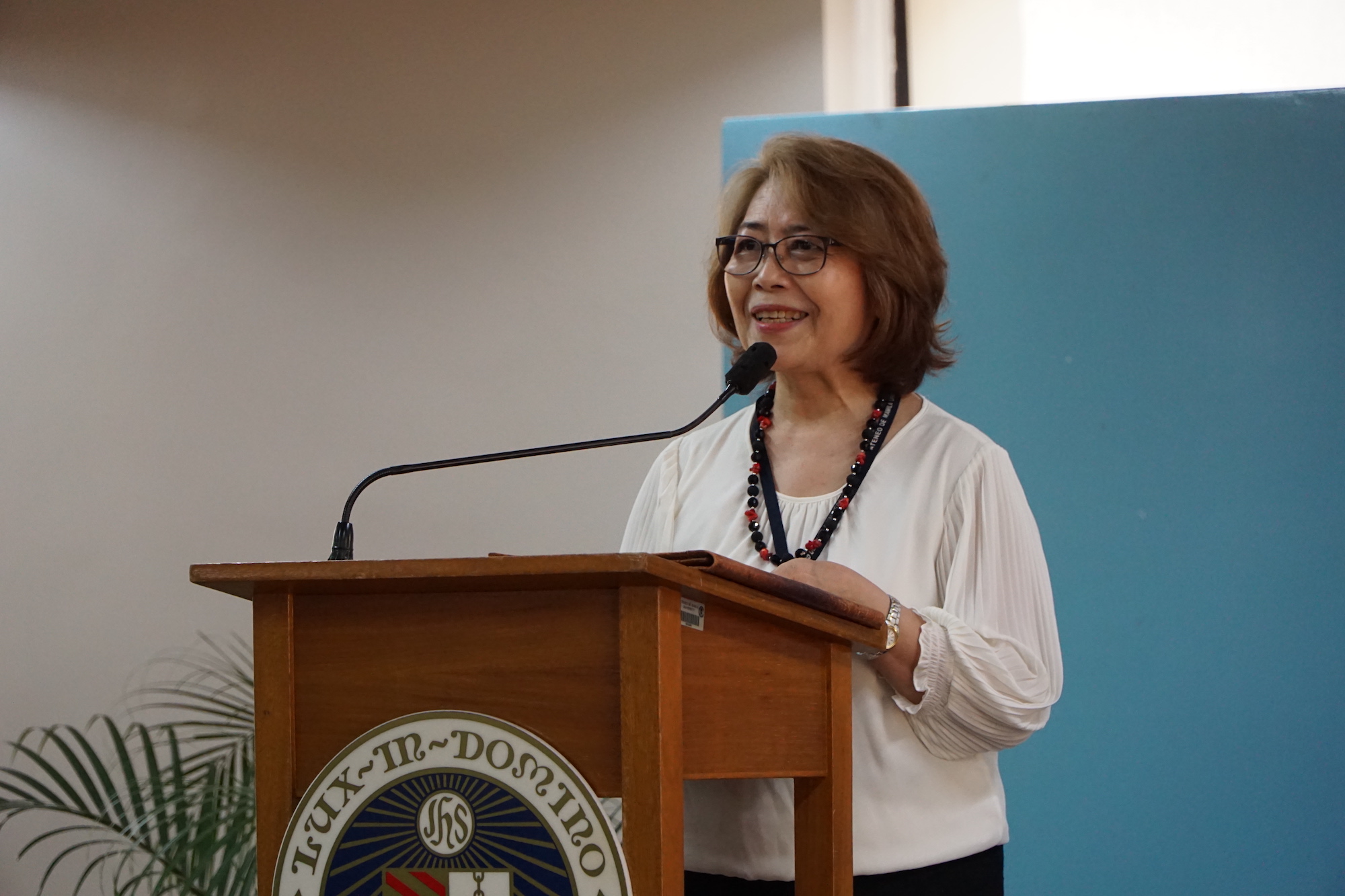 Dr Maria Luz C Vilches, Vice President for Higher Education, expresses her gratitude to Professor Warren for donating his professional library to the University