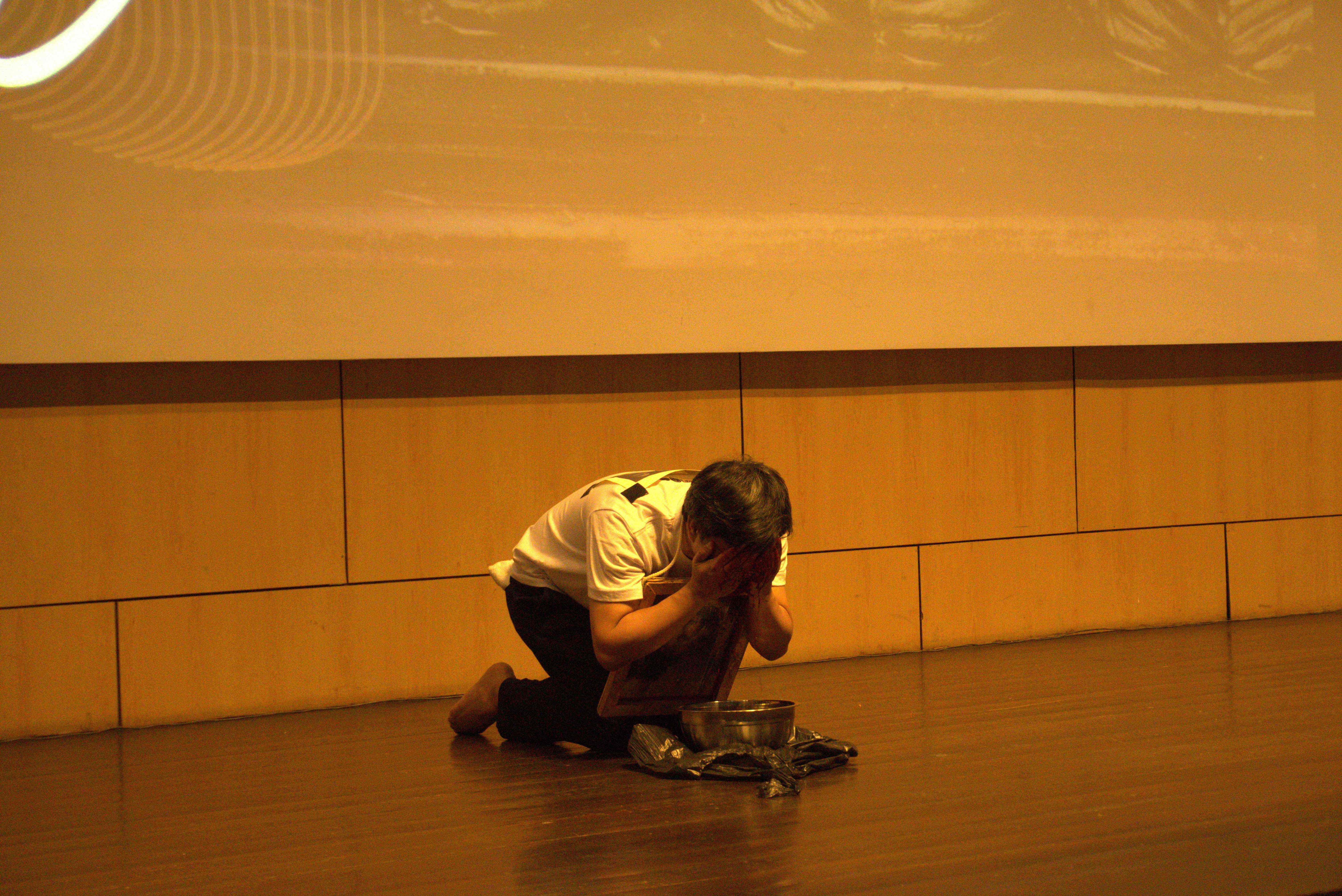 An artistic performance depicting Jesus’ suffering was delivered on stage. 