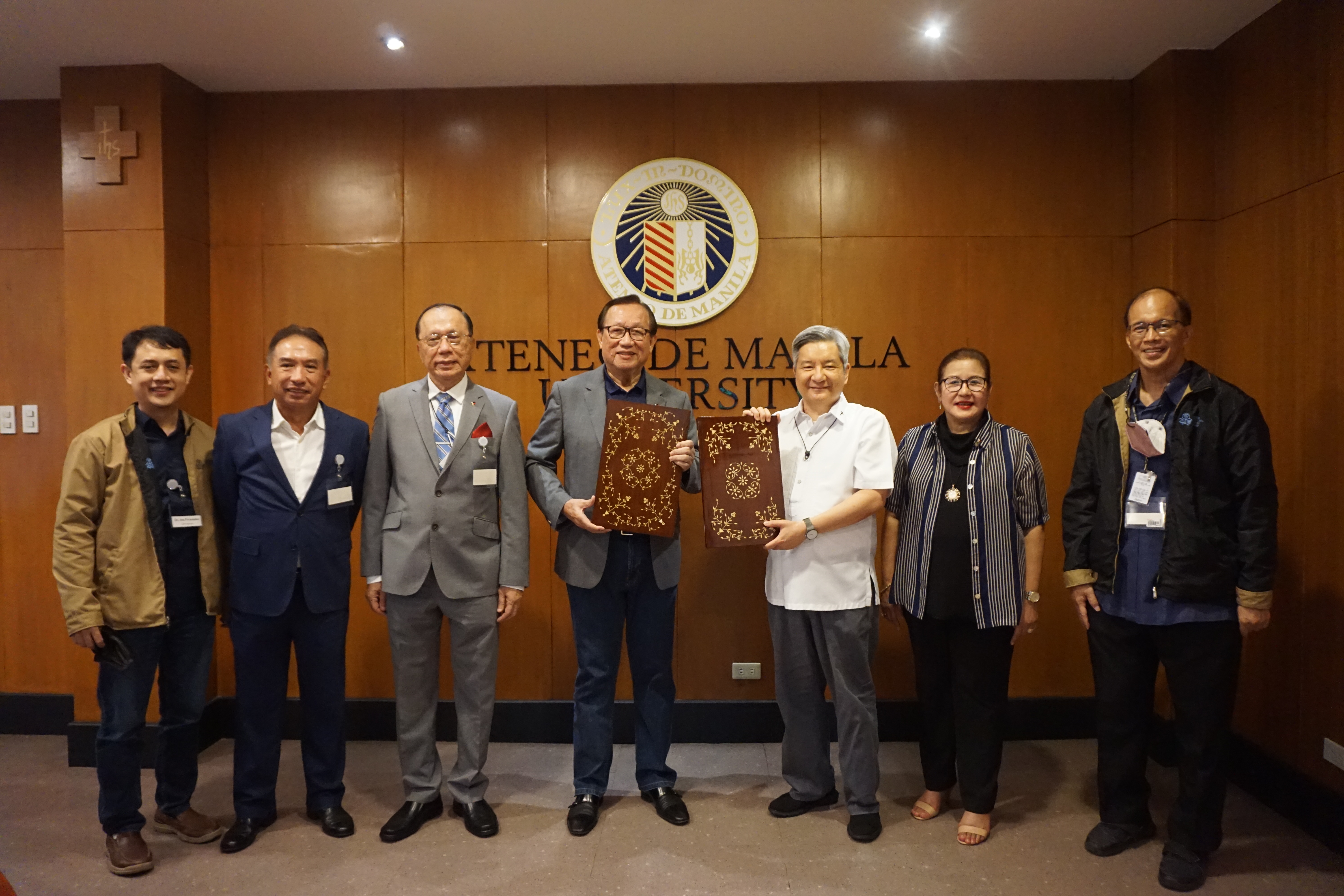 (From Left to Right: AIPO Director Dr Proceso Fernandez Jr, PCCI Intellectual Property Committee Chairman Anton Sayo, PCCI  Intellectual Property Committee Director Dr William Co,  PCCI President George T Barcelon, Ateneo de Manila University President Fr Roberto C Yap SJ, PCCI Development Institute Director Engr Eunina V. Mañgio, AIPO-CBIG Head Engr Benjamin N Mirasol)