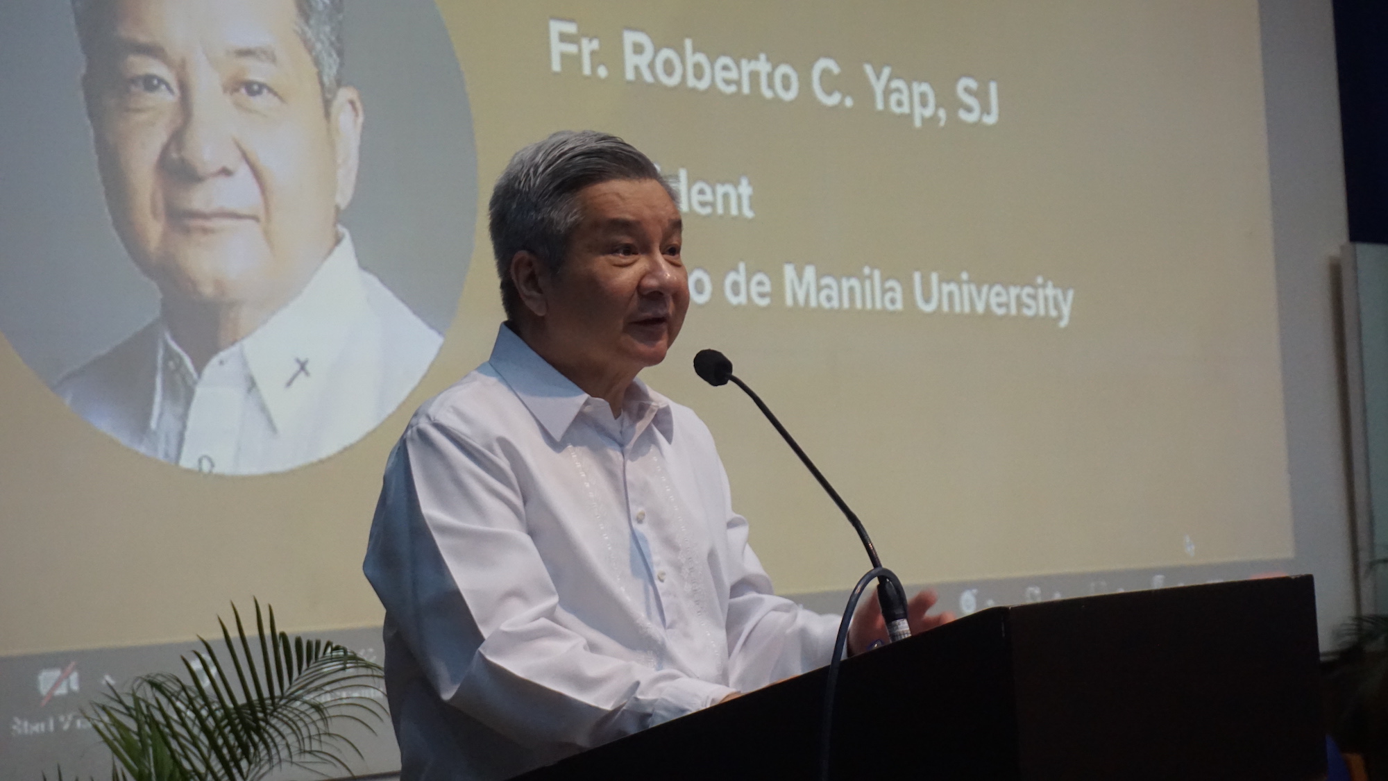 University President Fr Roberto C Yap SJ welcomes guests to the afternoon’s talk. 
