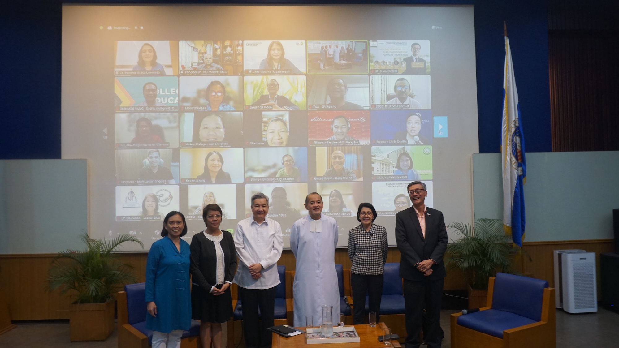 Dr Ma Assunta Cuyegkeng, Dr Isabel P Martin, Fr Roberto C Yap SJ, Br Bernard S Oca FSC, Dr Cynthia Rose Bautista, Prof Tan Eng Chye with some of the online participants of the discussion. 