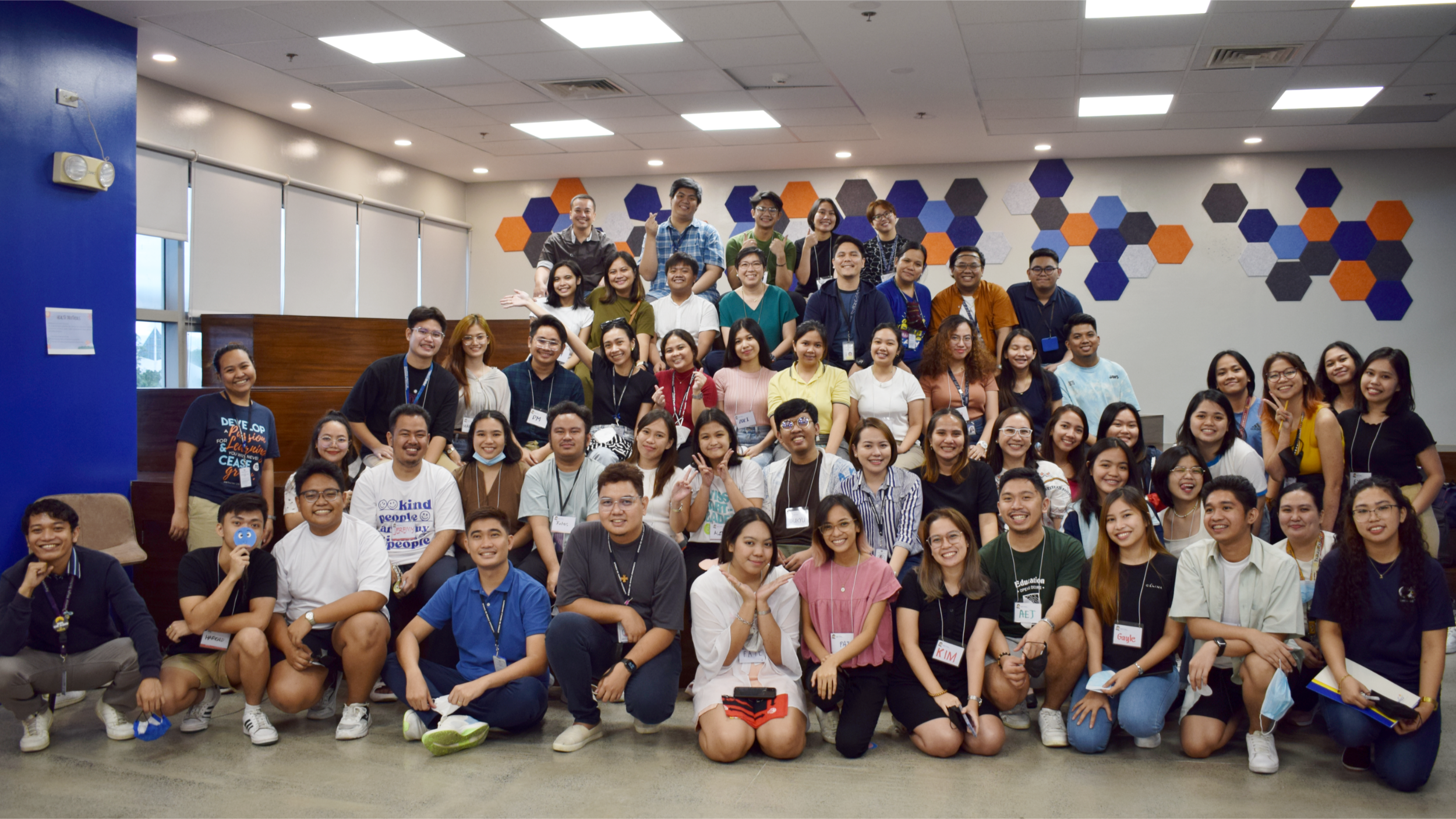 Pathways juniors and seniors pose at the steps of the GSBEALD Hive along with facilitators from Ateneo's CMO and Pathways staff.