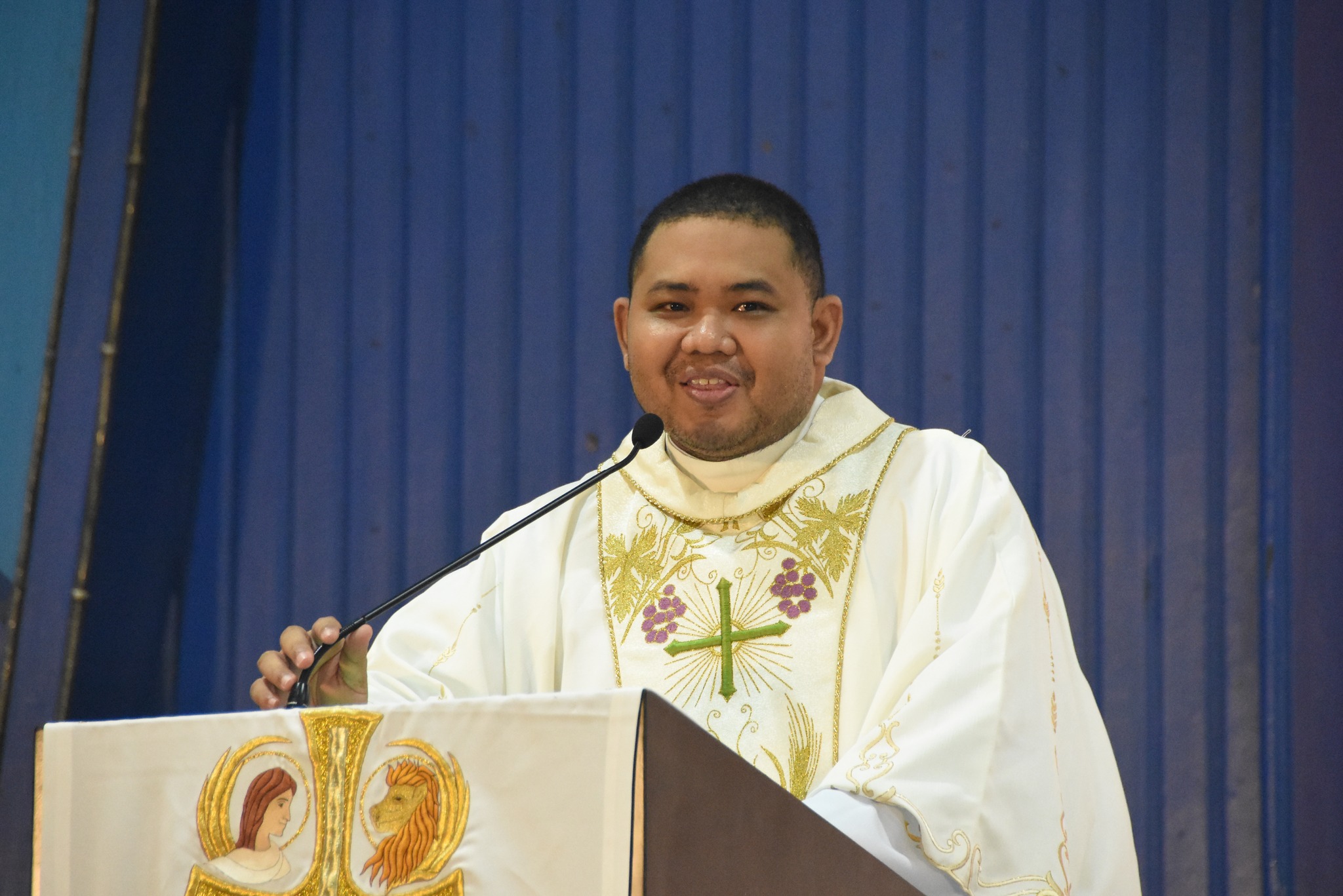 Fr Marlon Fabros SJ delivers his homily 