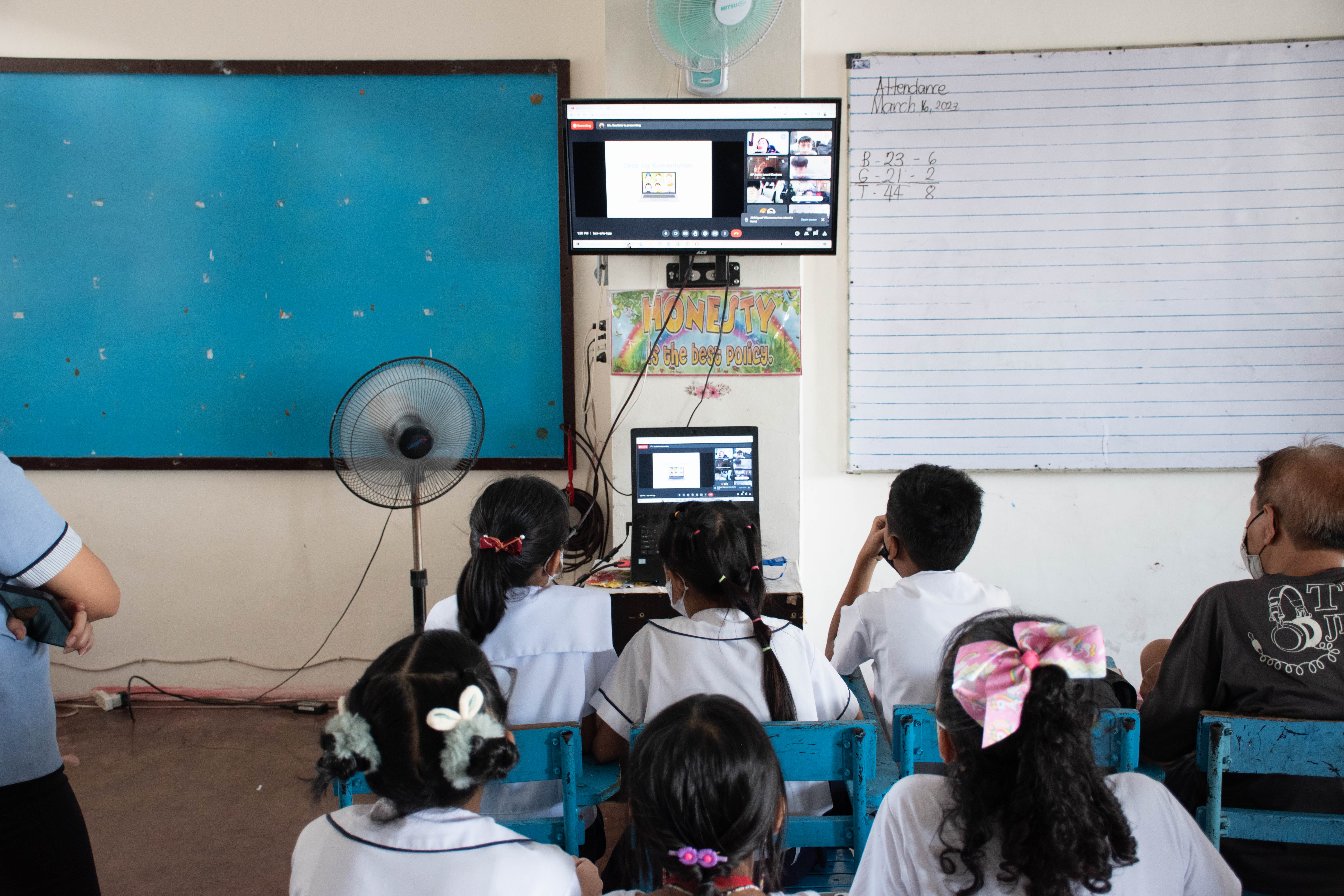 Students from Raymundo Punongbayan Elementary School interacting with Grade 3 Ateneans 