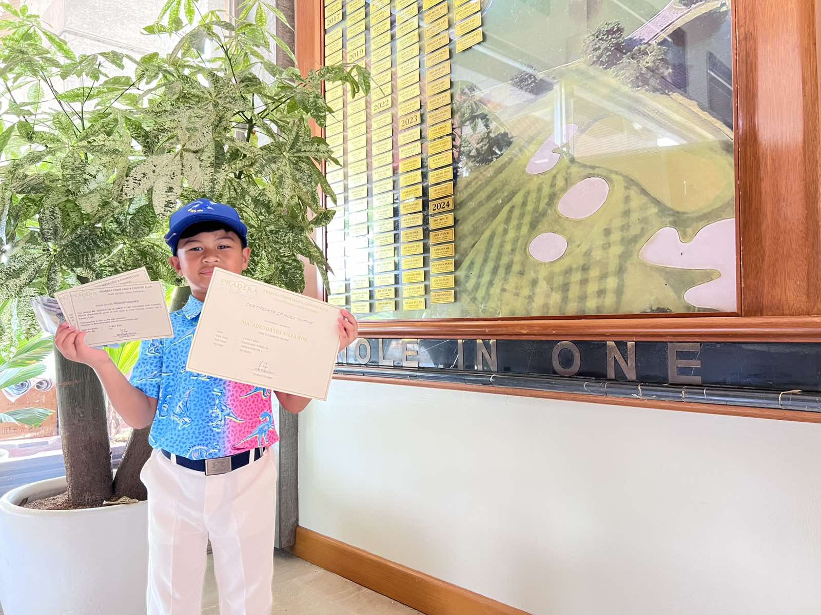 Datu Villamor with his hole-in-one certificate from Pradera 