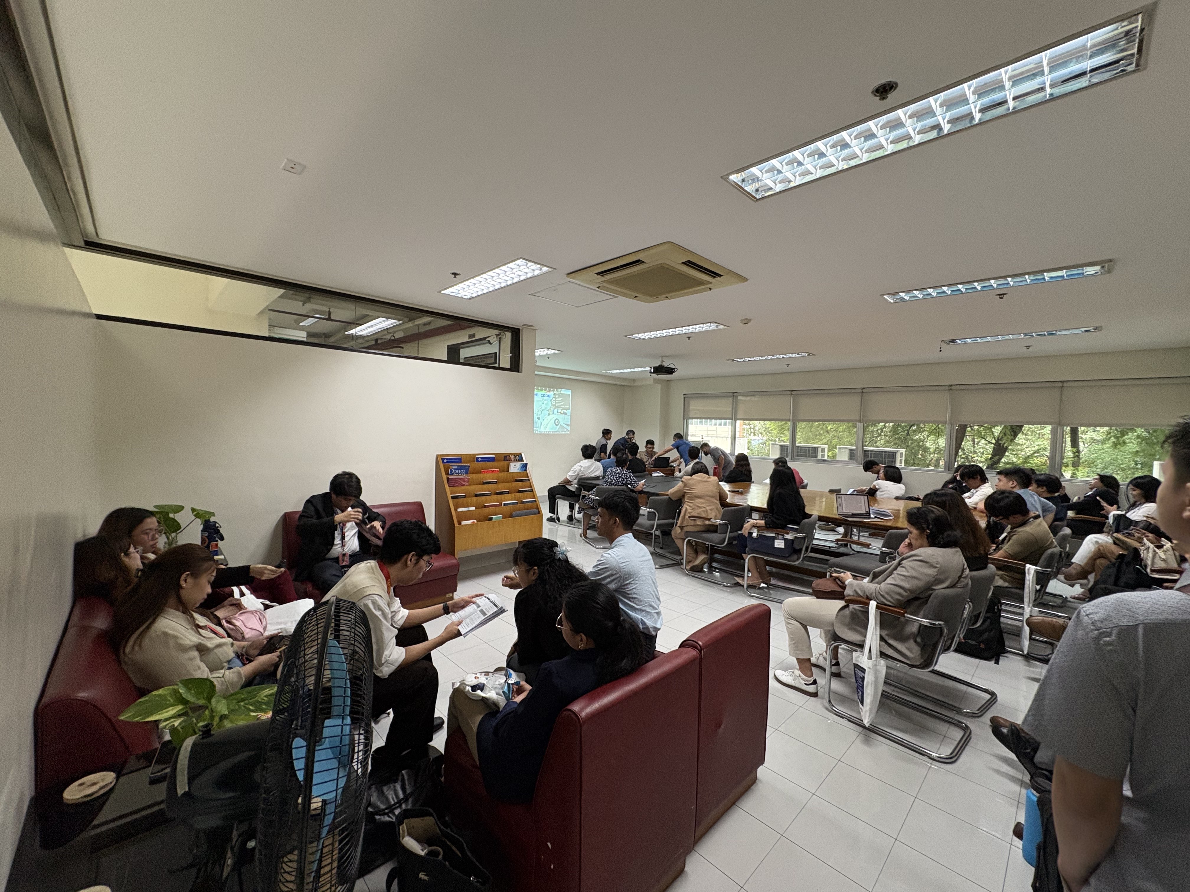 Conference participants convening at the Ricardo Leong Center for Chinese Studies (RLCCS) Conference Room for the afternoon's panel session.