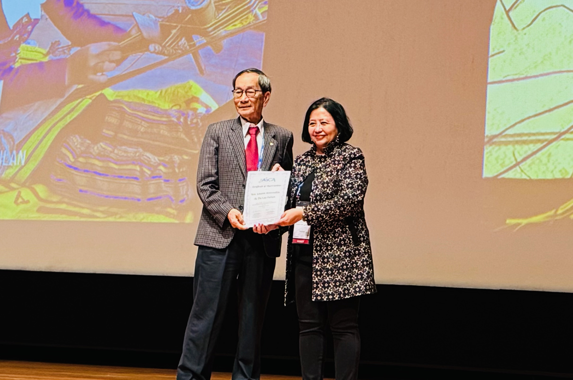 Prof de las Penas getting the cert