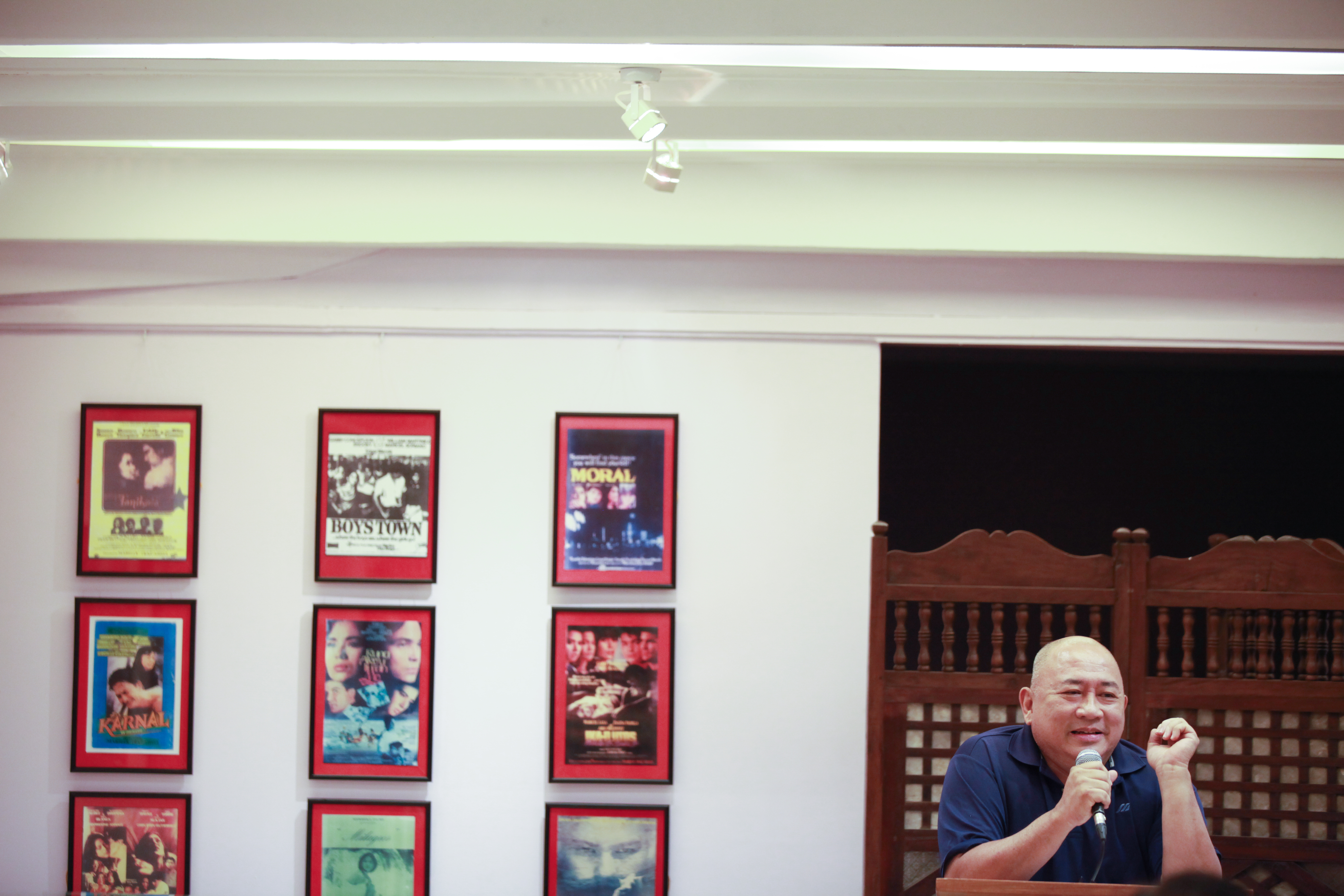 Fr Rene B. Javellana SJ gives a lecture on Marilou Diaz Abaya’s films in 2013. 
