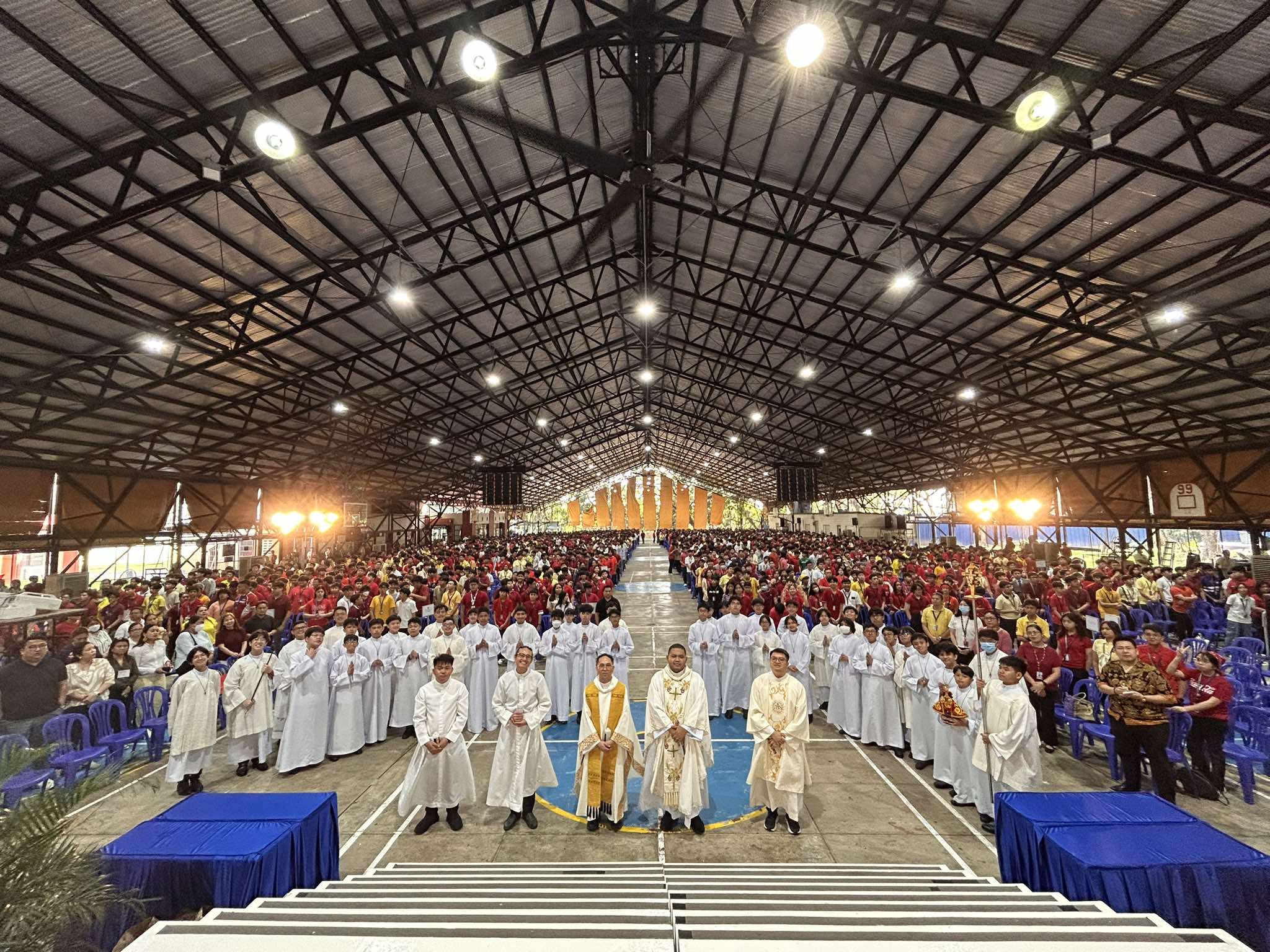 (In front from left) Sch. Johnmar Monato SJ, Bro. Jasper Ong SJ, Fr. Mamert Mañus SJ, Fr. Marlon Fabros SJ, and Rev. Septian Marhenanto SJ pose for posterity at the end of the celebration with the Ateneo Liturgical Ministry and the rest of the AJHS community behind them  