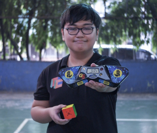 Sean Villanueva with the timer showing his new world record single-solve time for the 3x3x3 OH 