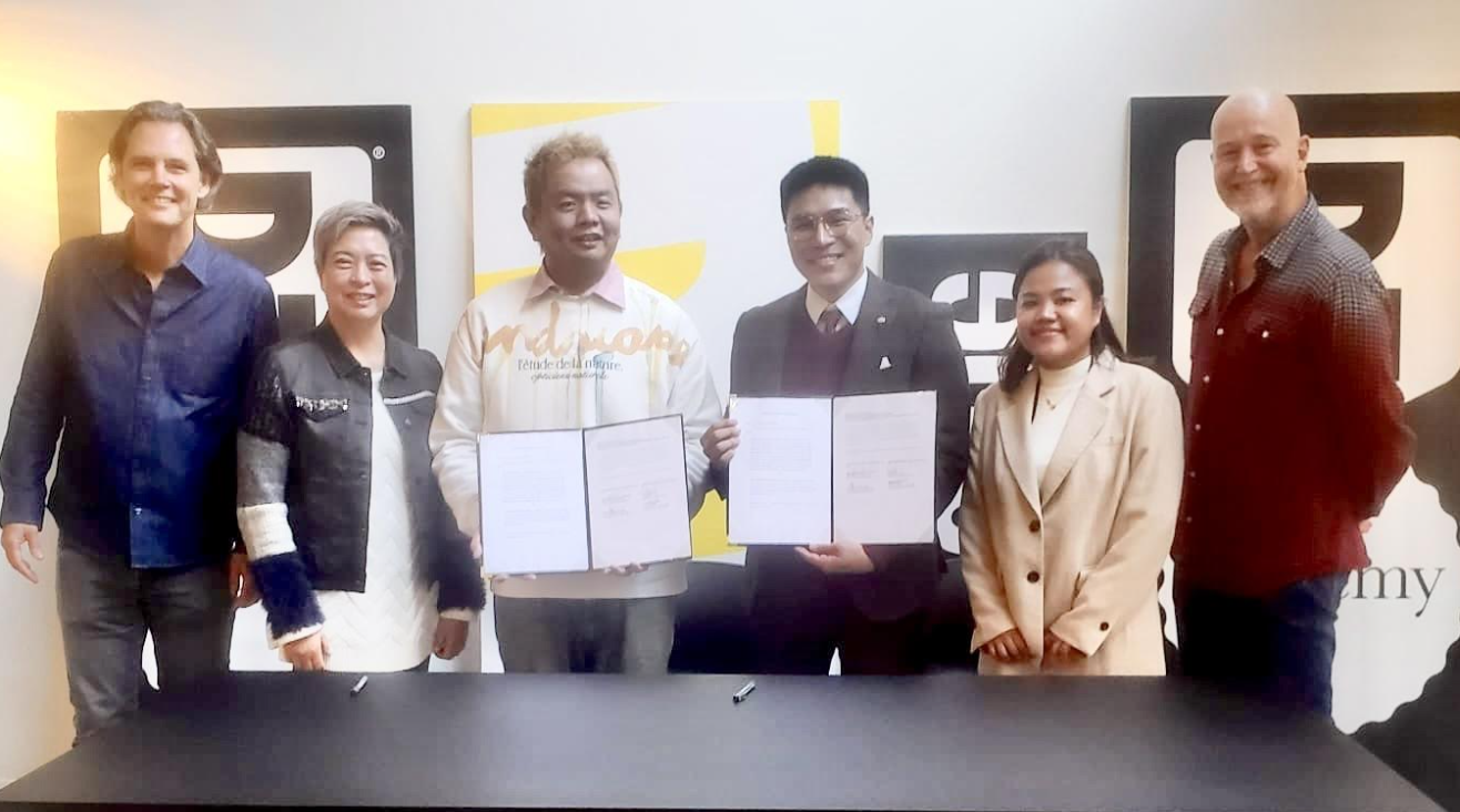 Ceremonial Signing of MOU witnessed by Design Thinkers Global Partners