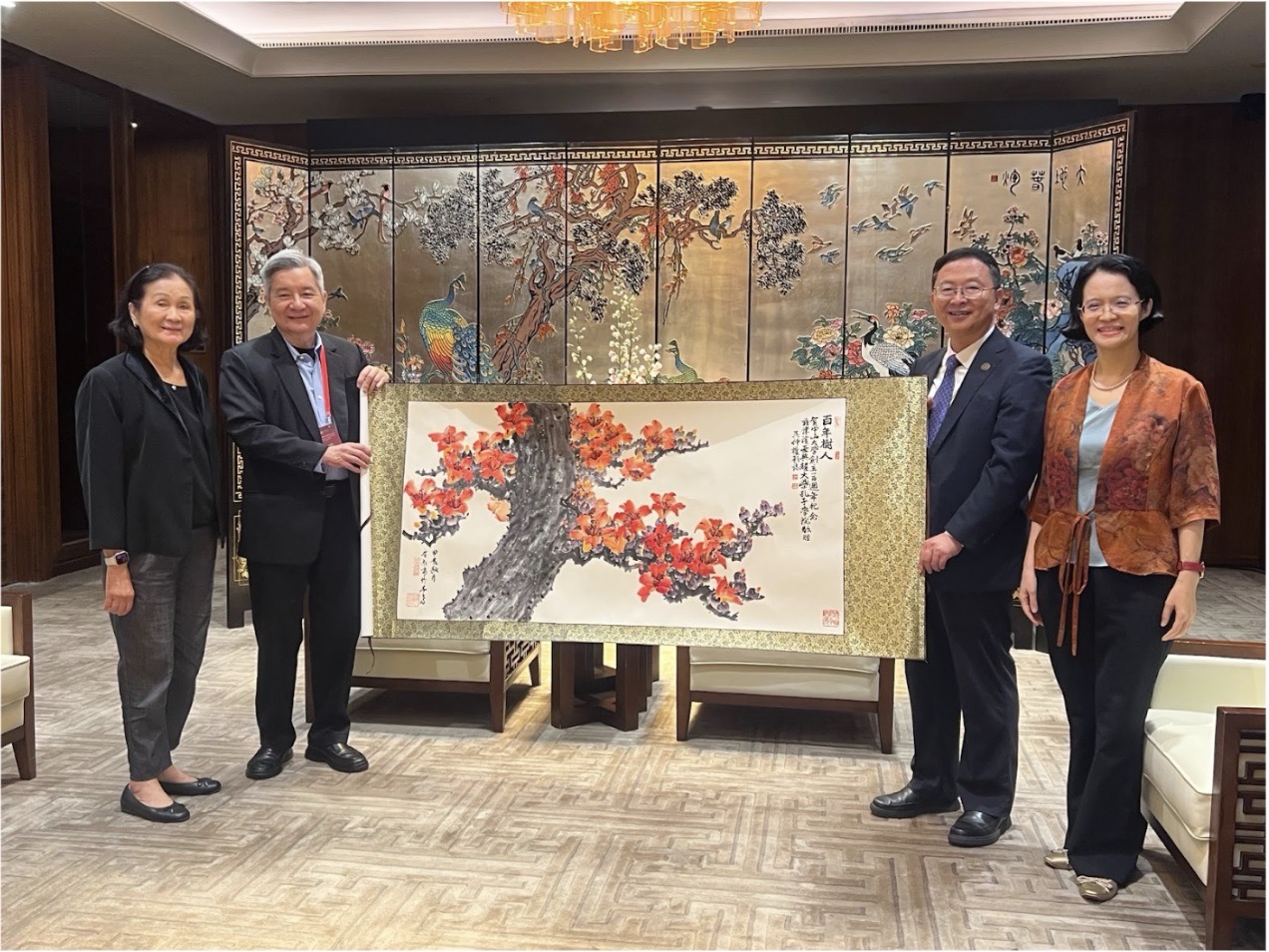 Fr Yap (2nd from the left), together with CI-AdMU Founding Director Dr Palanca (1st from the left) and Chinese director Dr Huang (1st from the right), presented a Chinese Painting gift received by SYSU president, Prof. Gao Song (2nd from the right). 