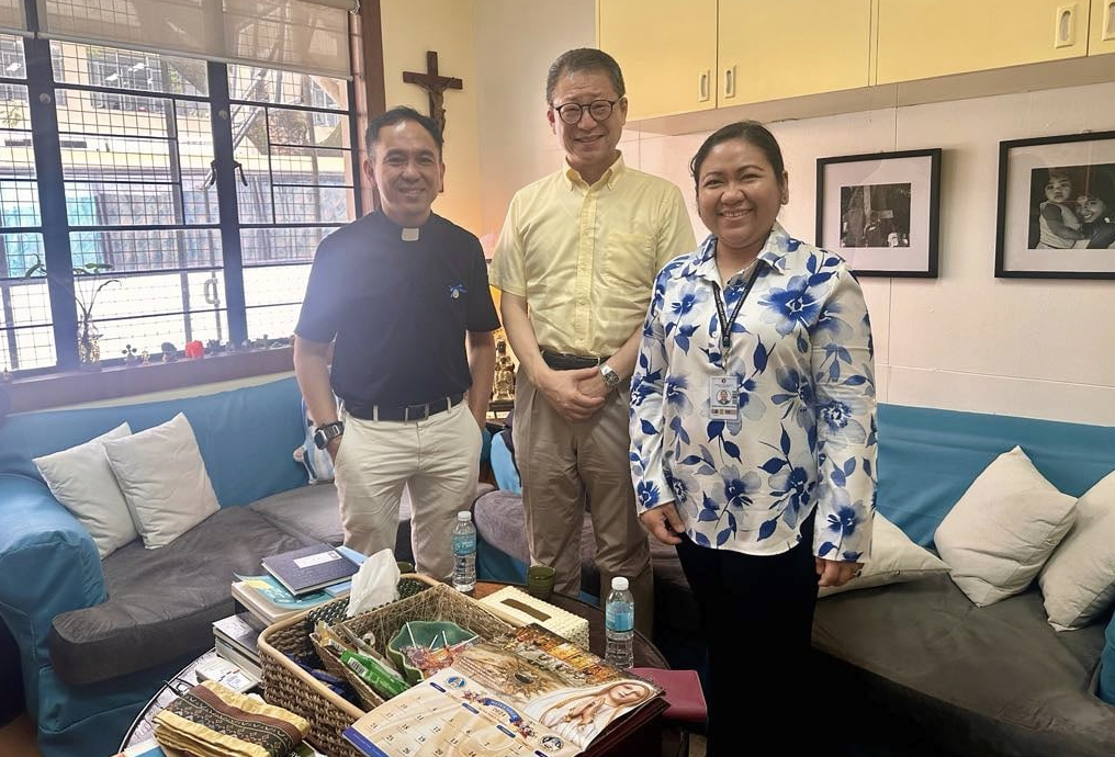 (L-R) AJHS Chaplain Fr Mamert Mañus SJ, Sophia Fukuoka Junior and Senior High School Principal Iwao Funabashi, AJHS Principal Gen Sanvictores 