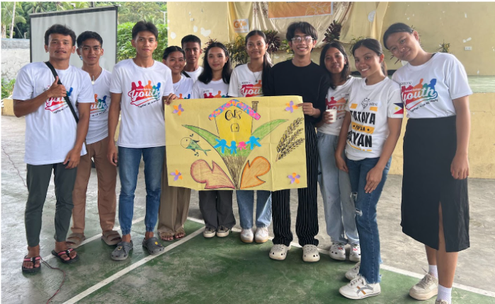Youth representatives from GK LDNorte presenting their symbol for their community