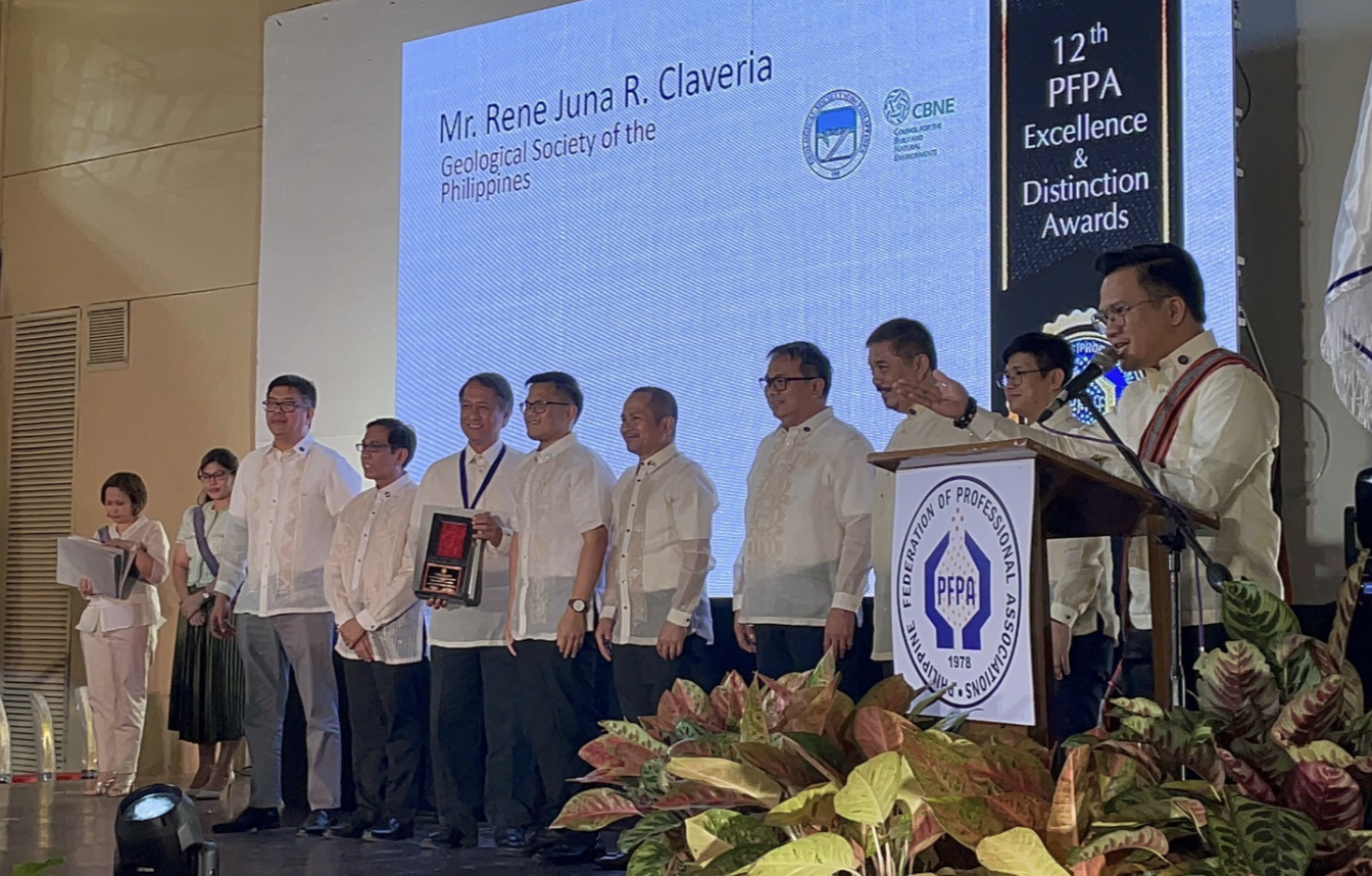 Dr Claveria receiving the PFPA Distinction Award for the Applied Research and Development Category