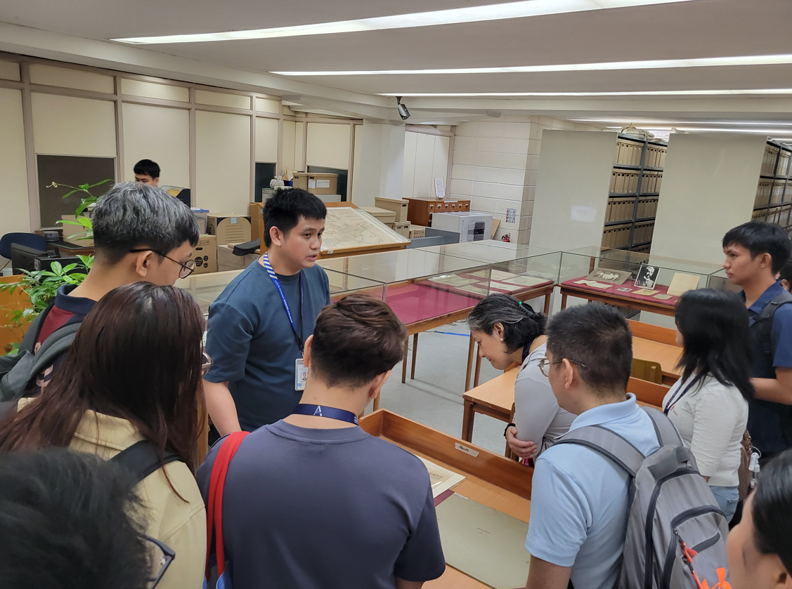 New graduate students on their tour of the Rizal Library