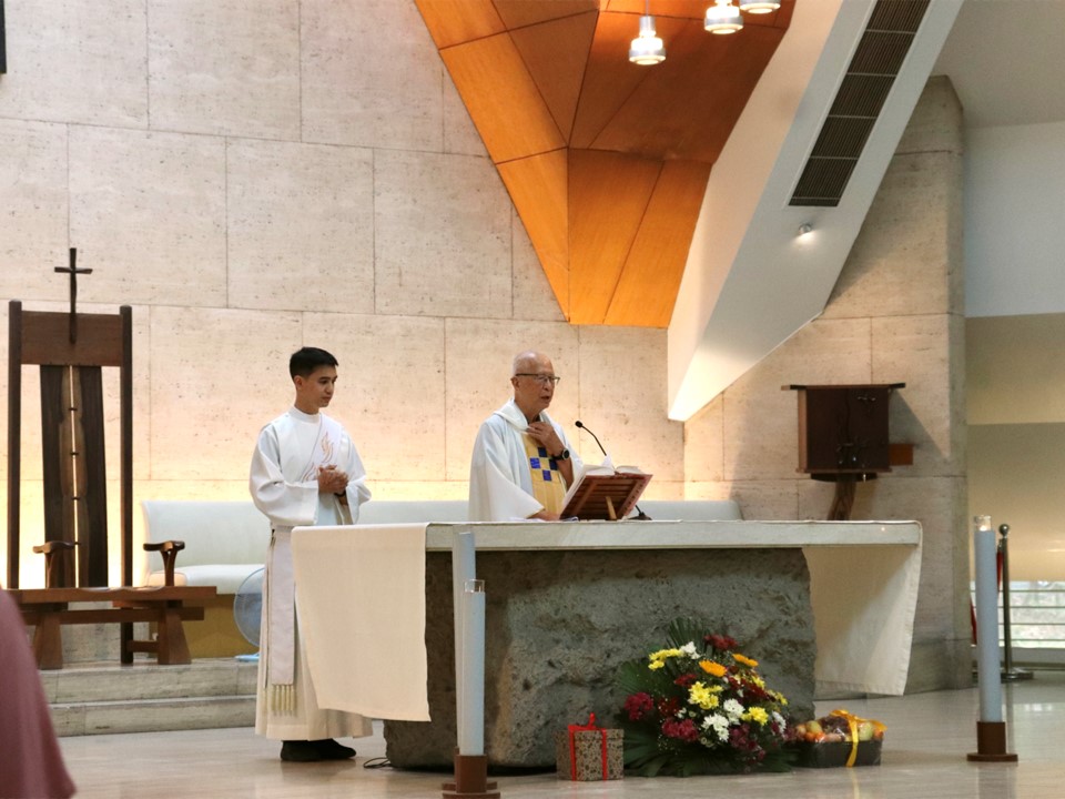 Bro. Pat Echevarria (left) and Fr. Ben Nebres (right) at the altar of the Gesu.