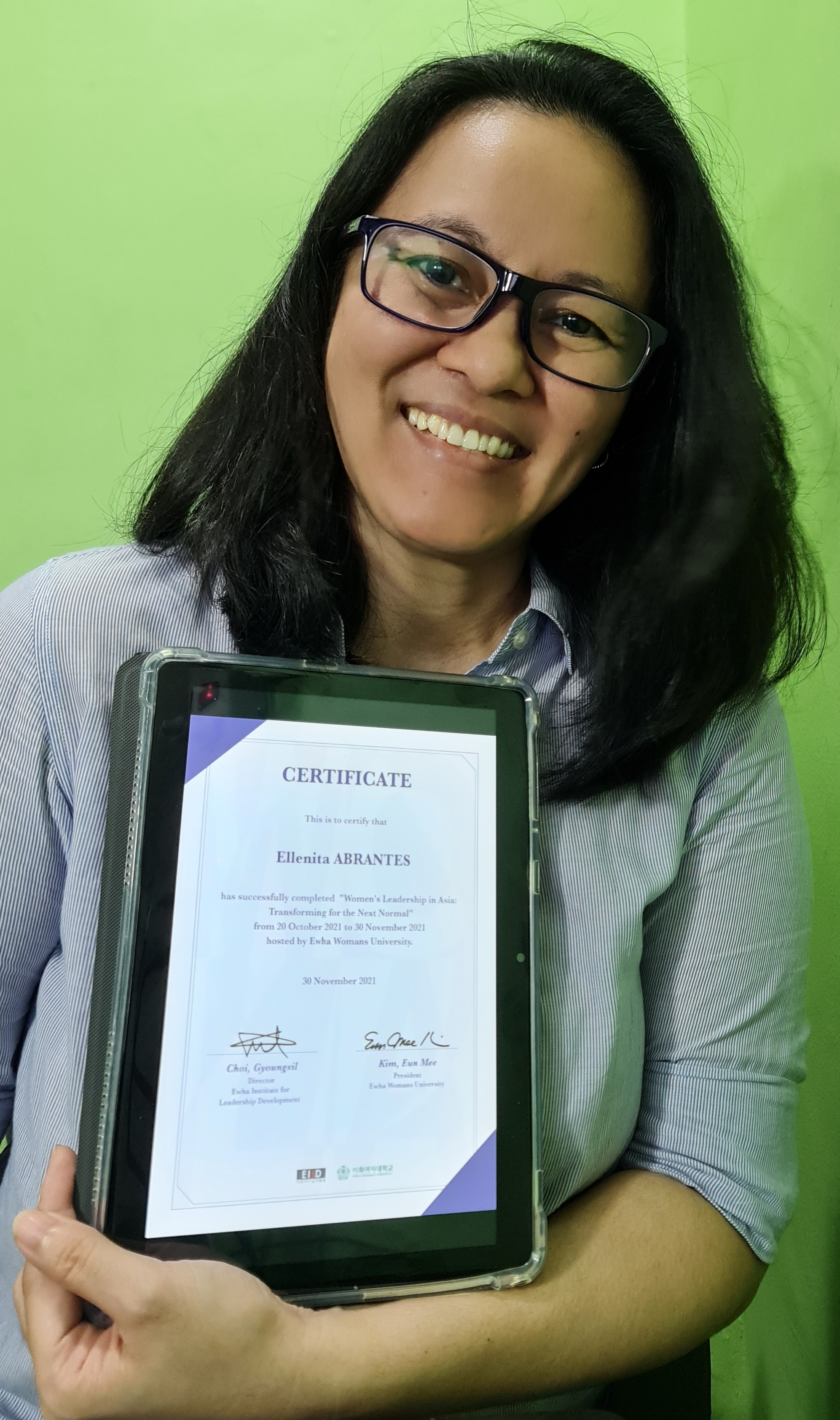 Abrantes with her certificate of completion 
