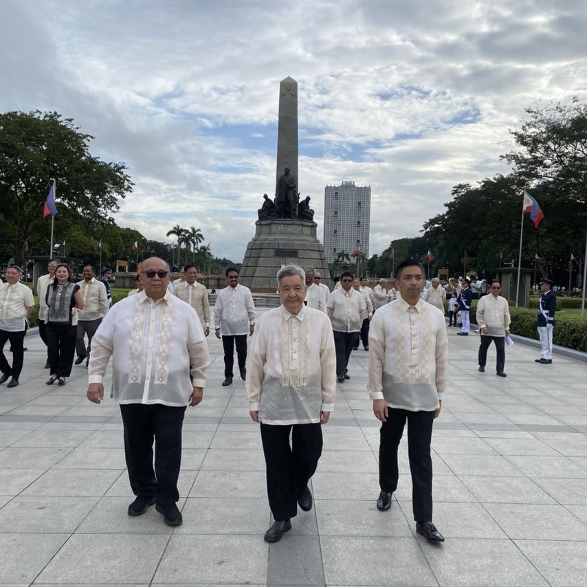 (from left to right): Ateneo Alumni Association President Mr. Eugene “Gene” Manalastas, University President Fr. Roberto “Bobby” Yap, S.J., and HS ’99 Homecoming Batch President Paolo Bugayong at the monument of Jose Rizal.