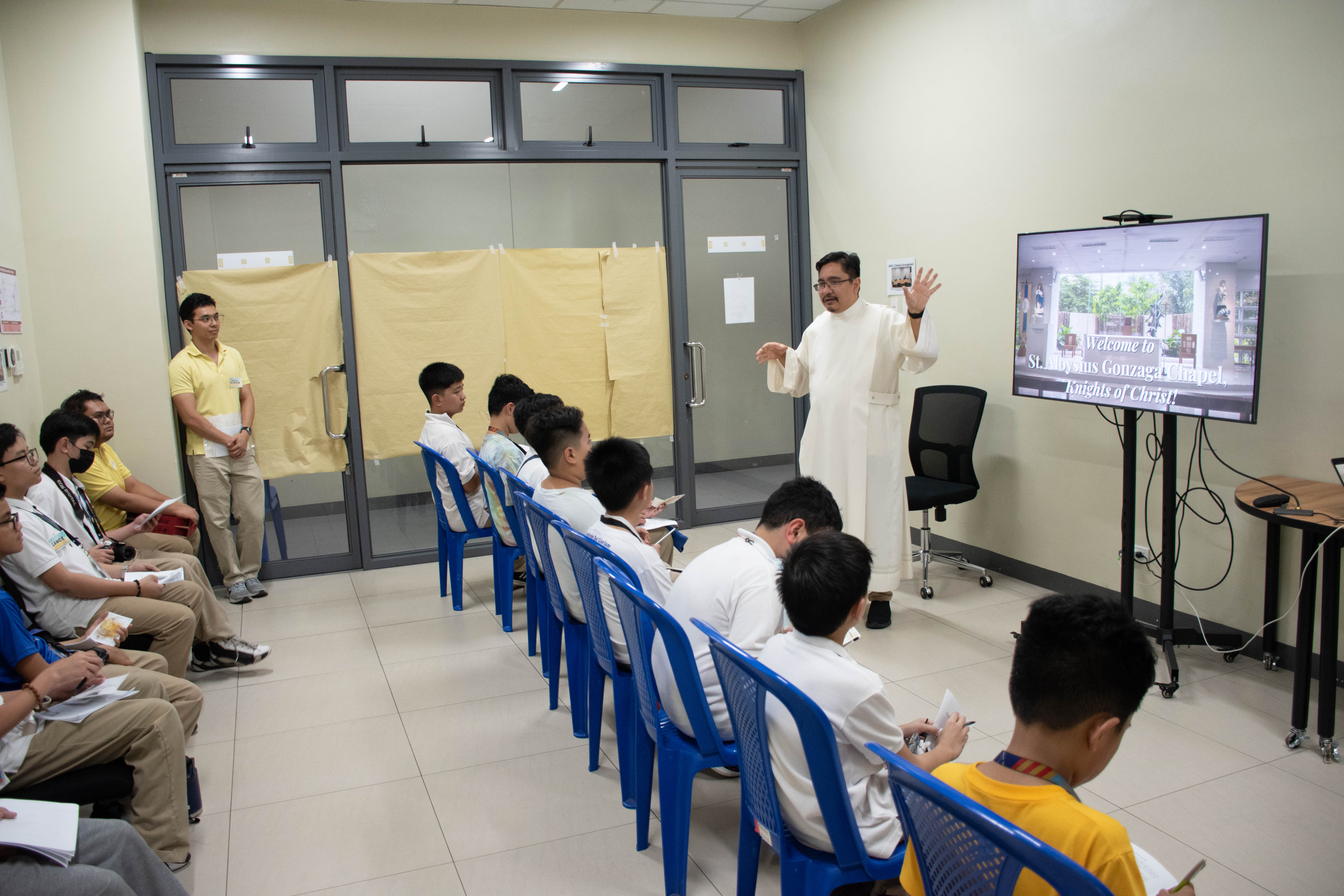 Fr Weng Bava SJ welcomes the Knights of Christ to the St Aloysius Gonzaga Chapel 