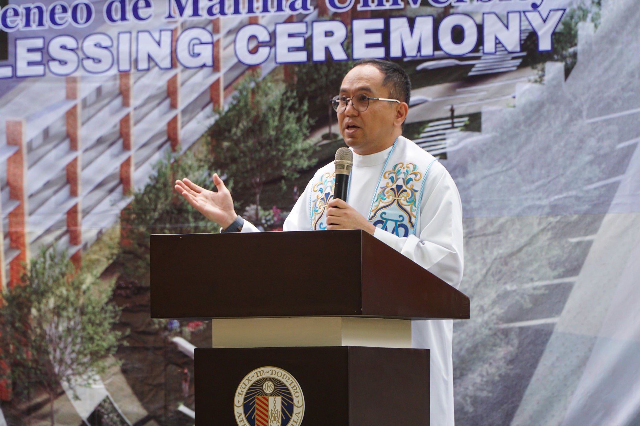 AJHS Chaplain Fr Mamert Mañus SJ begins the paraliturgy with a prayer