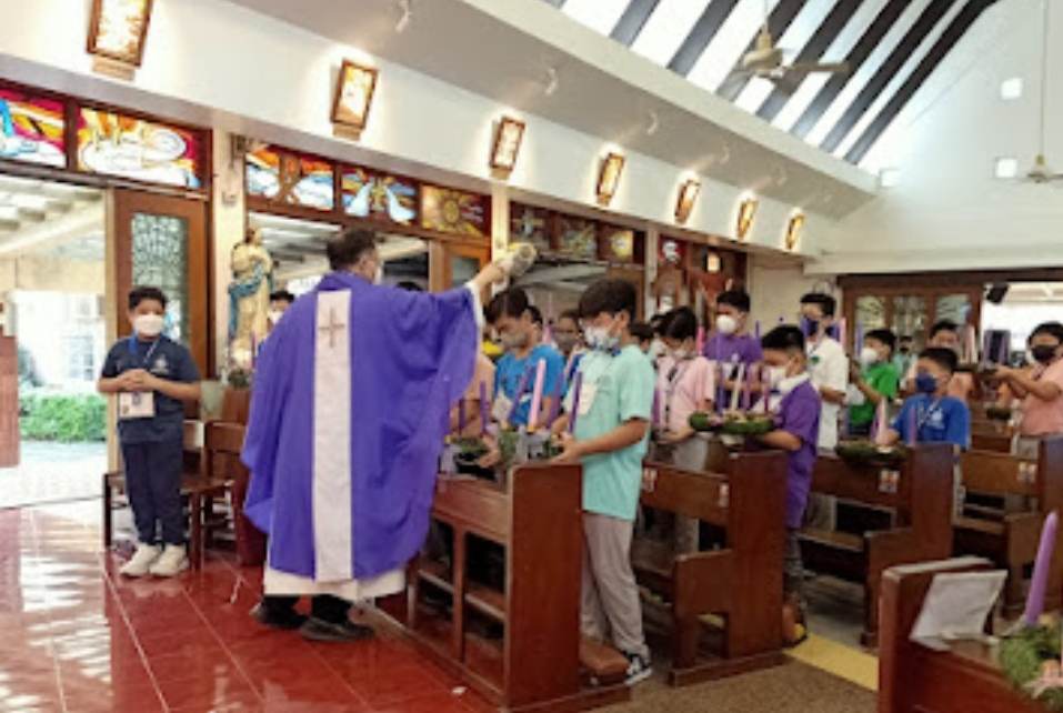 Fr. Vic de Jesus SJ blesses the wreaths 