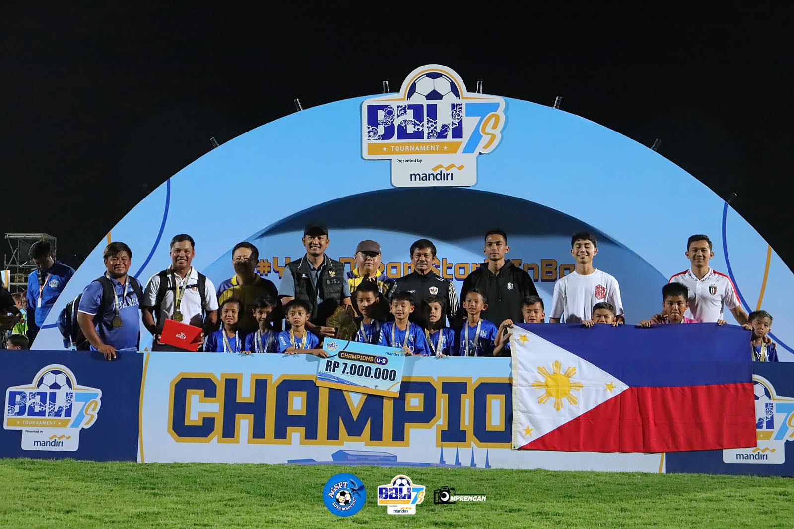 The Ateneans proudly display the Philippine flag after winning the championship