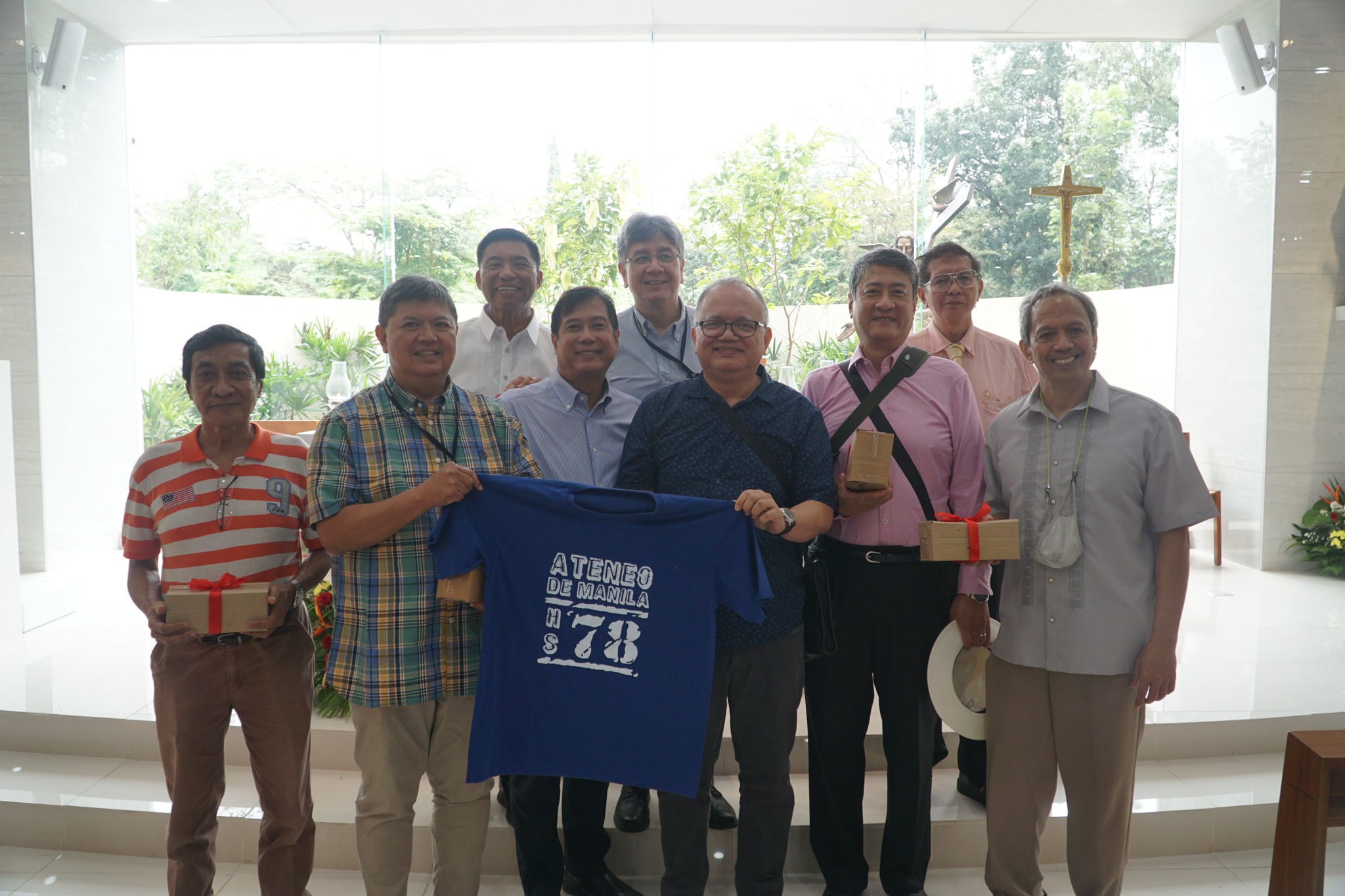 Atty Jimmy Hofileña (back row second from left) with batchmates from HS Class of 1978