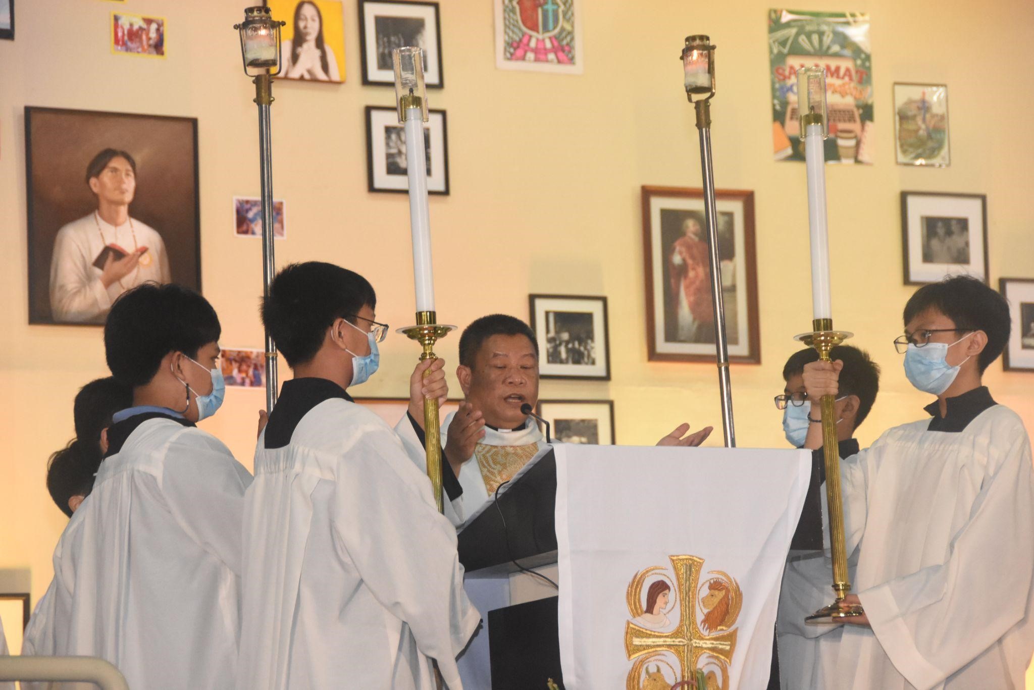 The Mass presided by Fr. Wilfredo Samson SJ 