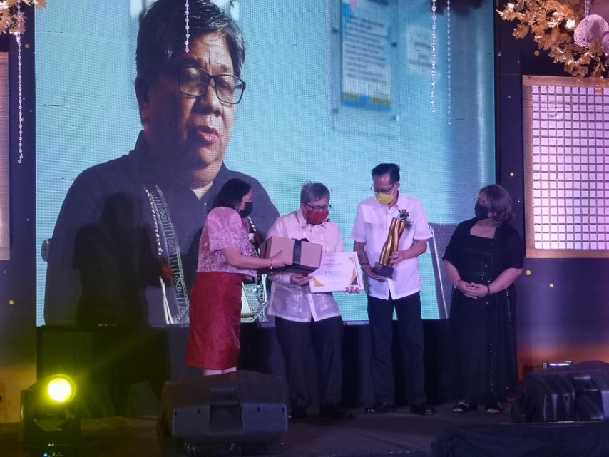 Dr. Dennis Batangan received the People Choice Award and Gawad DAGISIK Certificate of Recognition in the DOST-TAPI's TECHNiCOM 2021 Awards held 20 December 2021. (Photo credit: Ms. Tala Celina Batangan)