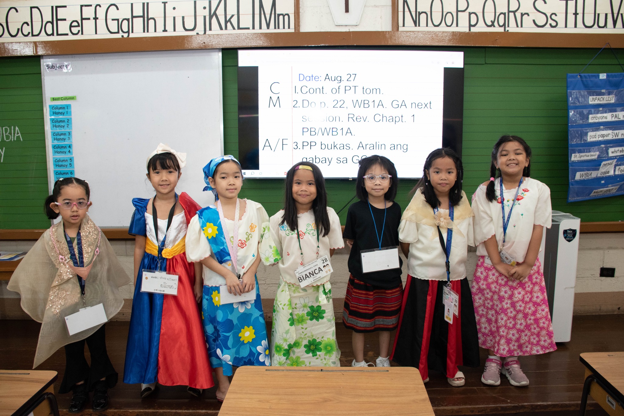 Mga babaeng mag-aaral ng AGS Grade 1 