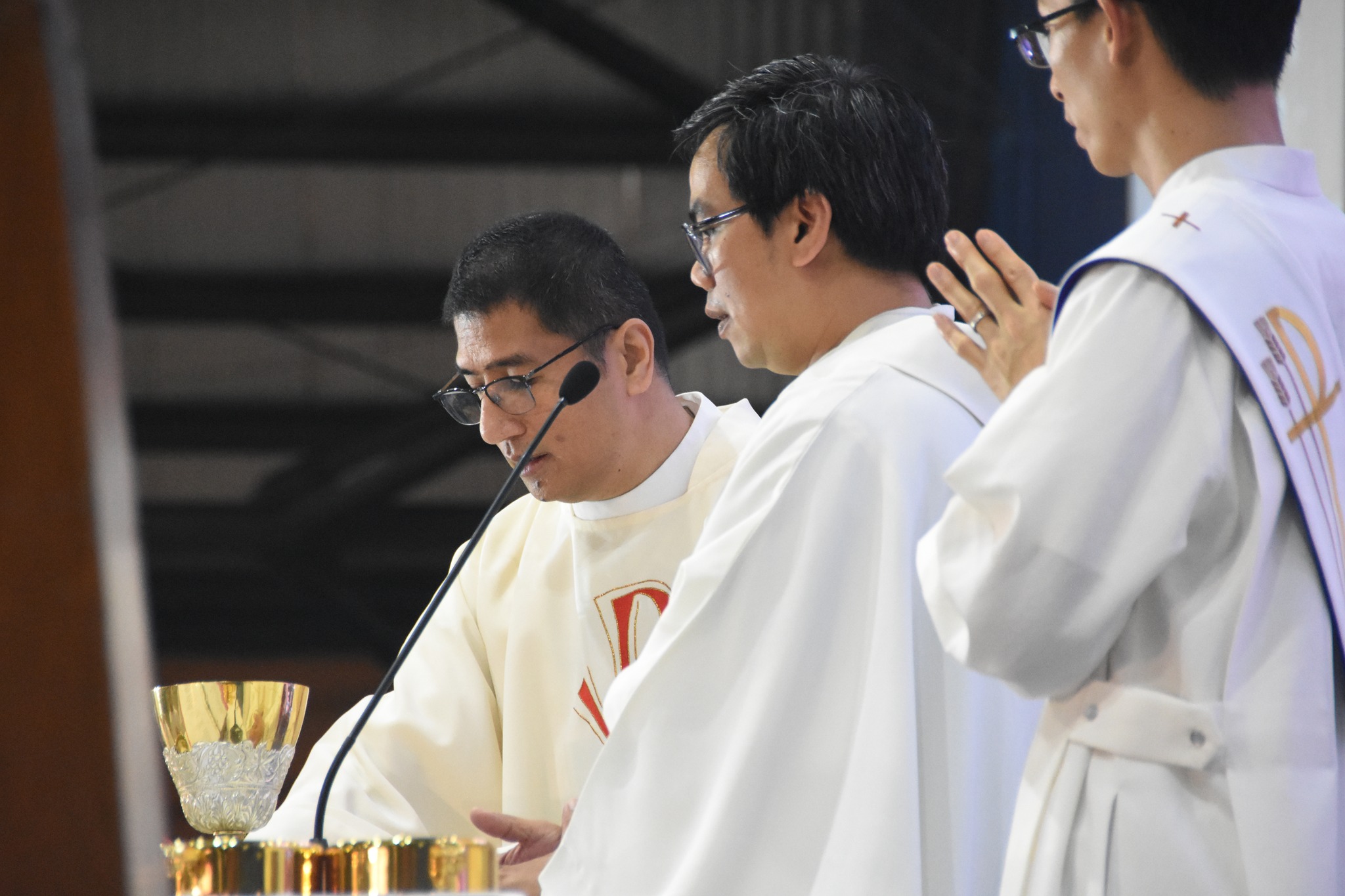 Fr Lloyd Sabio SJ (center) is joined by Rev Deacon Melvin G Paulme SJ (right), and Rev. Deacon Joseph Nguyen Van Vien SJ (left) during the AJHS Force for Good Mass 