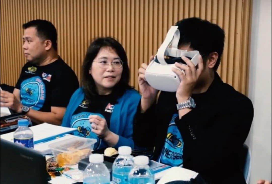 The Japanese judge gets a first-person pilot’s view of BluBLOC’s submarine as it moves through the water via a VR headset   