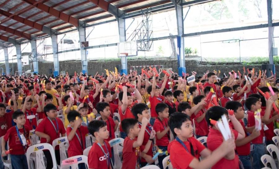 Students dancing during the Sinulog