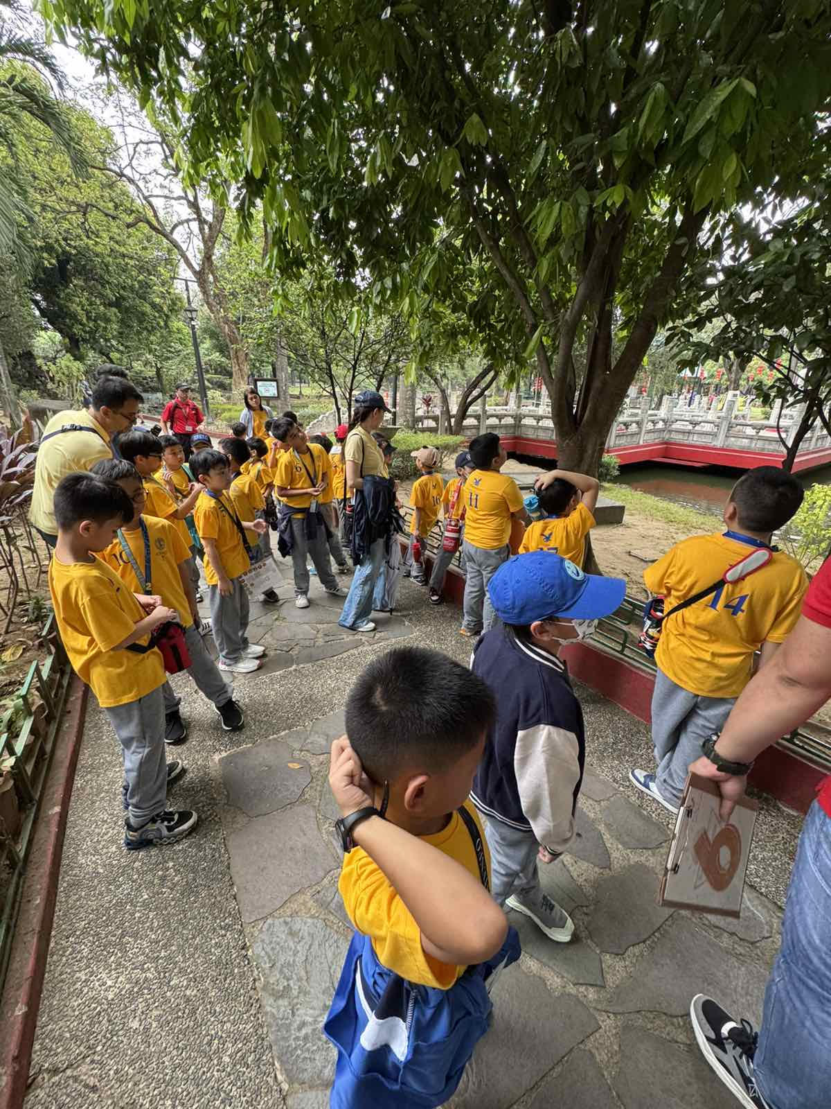 Grade 2 students observing plants and the pond at the Chinese Garden in Rizal Park