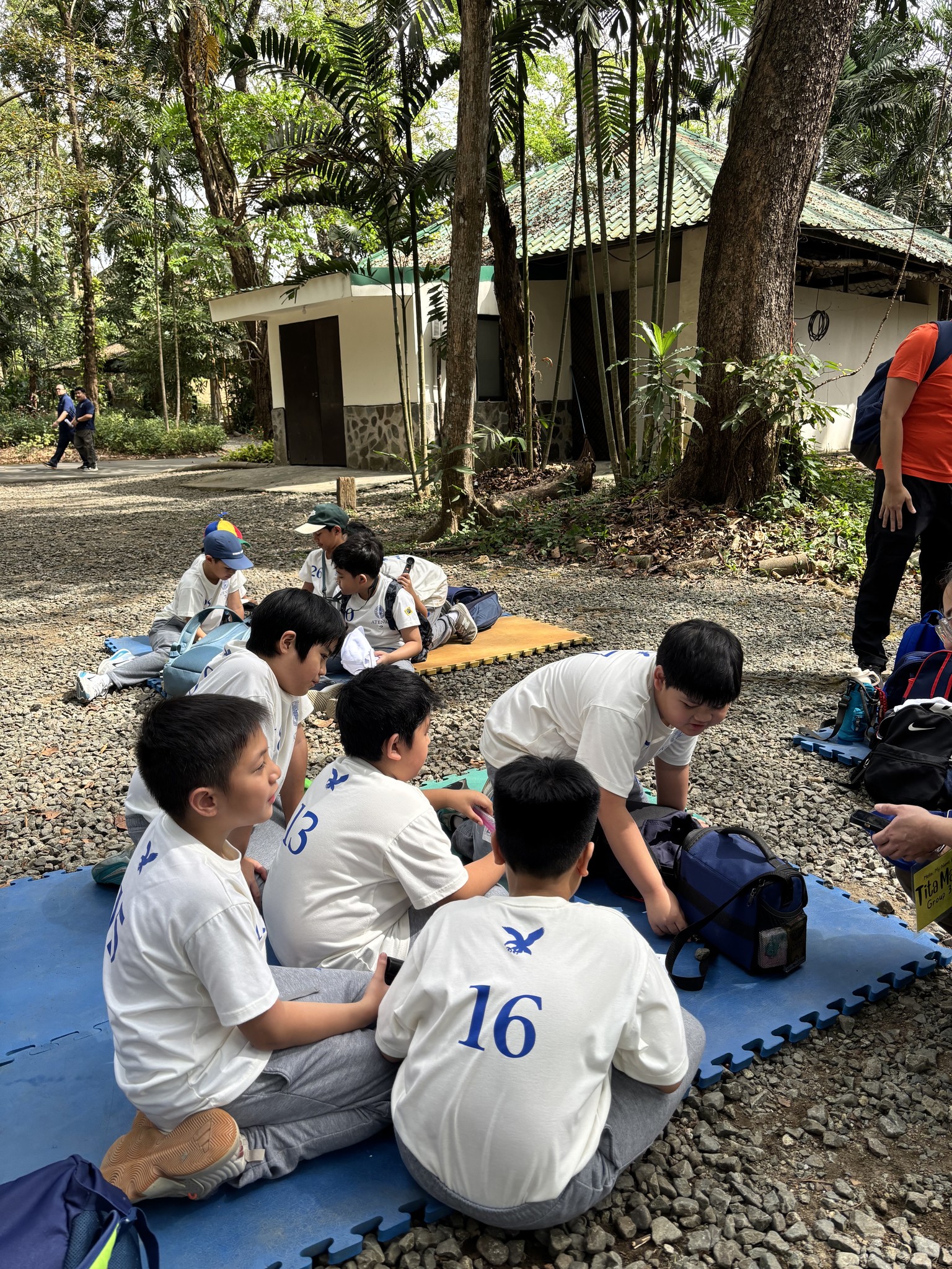 prepare for the art activity in the park. Photo by Juro Morilla and Ingrid Pasion.