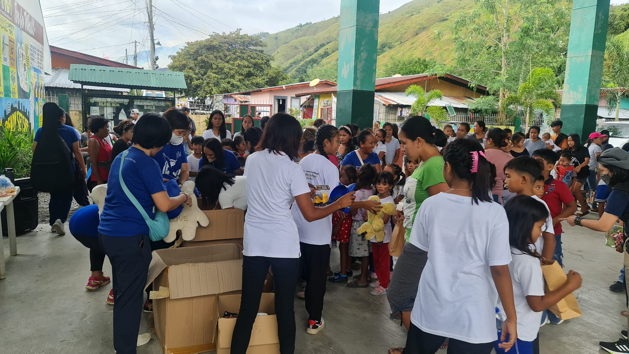 Distribution of gifts 