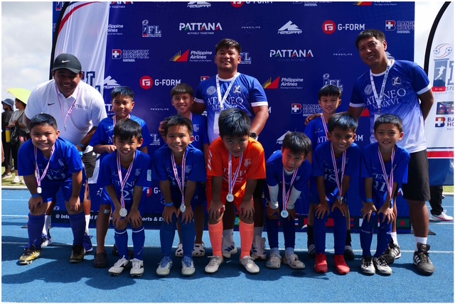 Team Blue’s (front row from left) Luc Lopez, Pocholo Castro, Lucas Bulalacao, Rocco Verzosa, Santi Hui, Xylo Escultor, Mikael Dolor; (back row form left) Coach JP Merida, Marco Macaraig, Coach Gilbert Ayuson, Sandro Abadilla, GK Coach Jerwin Belina 