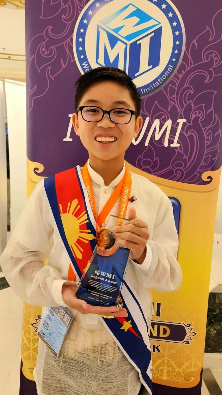 Paco Javier at the WMI Final Round 2025 in Bangkok wearing his gold medal and holding his Legend Award